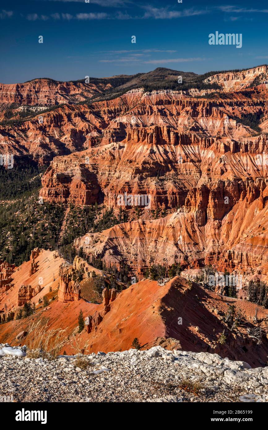 Vista di rotture del cedro anfiteatro alla fine di ottobre dal punto Supreme in Cedar Breaks National Monument, Utah, Stati Uniti d'America Foto Stock