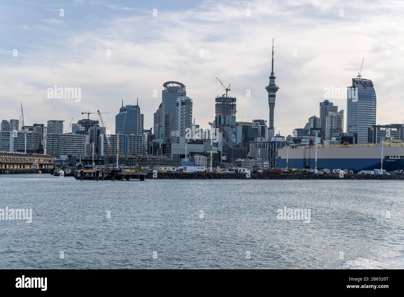 Auckland, NUOVA ZELANDA - 05 novembre 2019: Paesaggio urbano con skyline sul lungomare nel porto del dinamico centro città, girato in luminosa luce della tarda primavera su NO Foto Stock