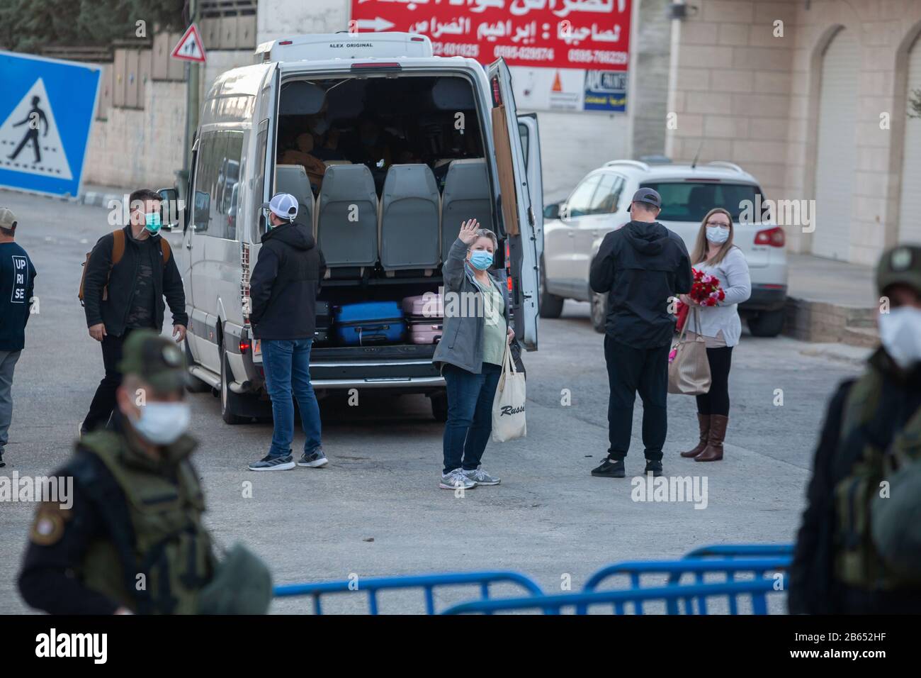 Betlemme, città della Cisgiordania di Betlemme. 9th Mar, 2020. Un turista americano onde come lei lascia l'Hotel Angel che è in quarantena a causa di COVID-19 a Beit Jala, vicino alla città della Cisgiordania di Betlemme, 9 marzo 2020. La Palestina lunedì ha riferito sei nuovi casi di coronavirus, portando il numero totale dei palestinesi infetti a 25. Credit: Luay Sababa/Xinhua/Alamy Live News Foto Stock