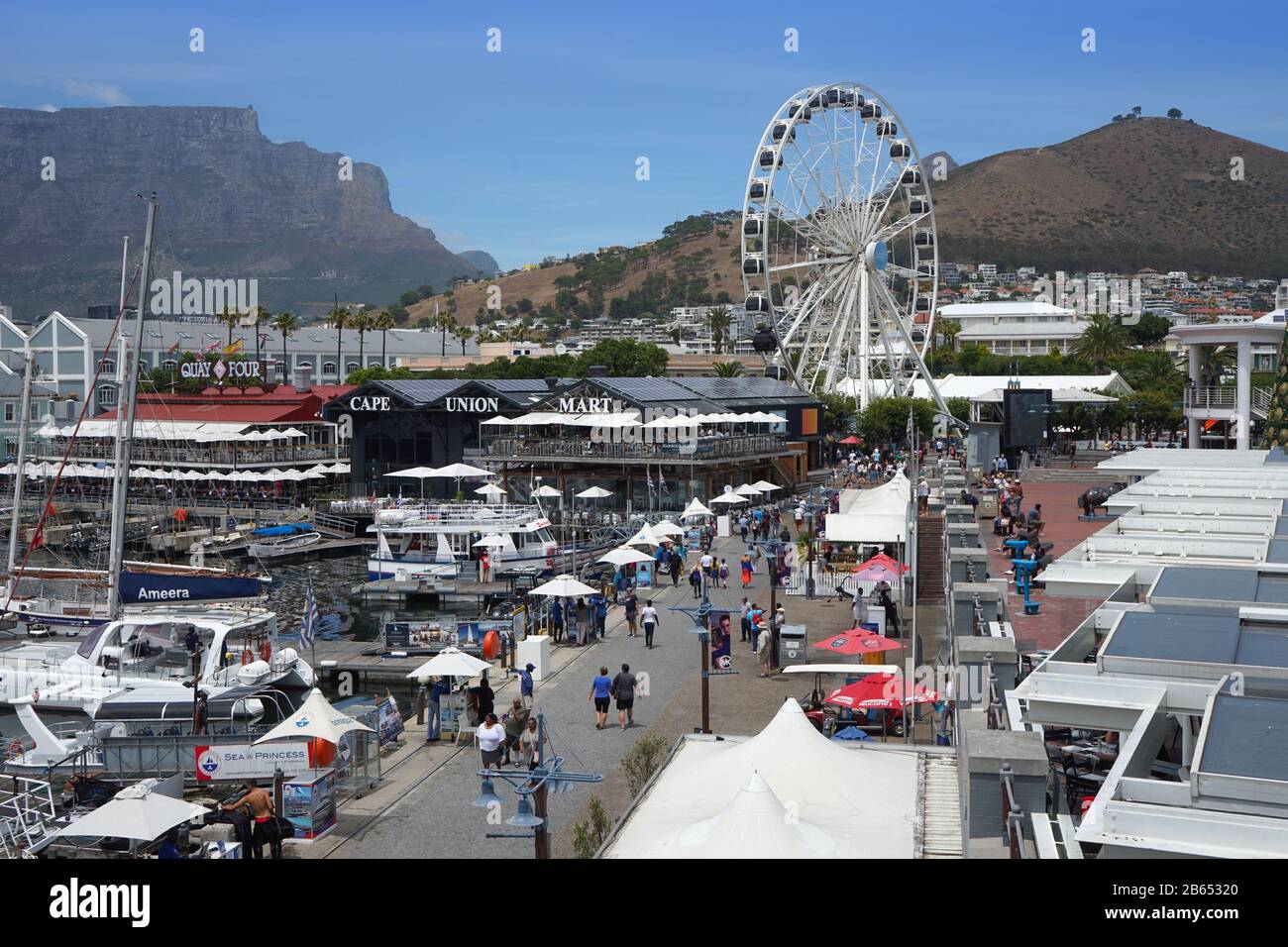 Città del Capo, Lungomare Victoria and Alfred, Porto di Table Bay, Sud Africa, Table Mountain sullo sfondo, con ruota panoramica Foto Stock