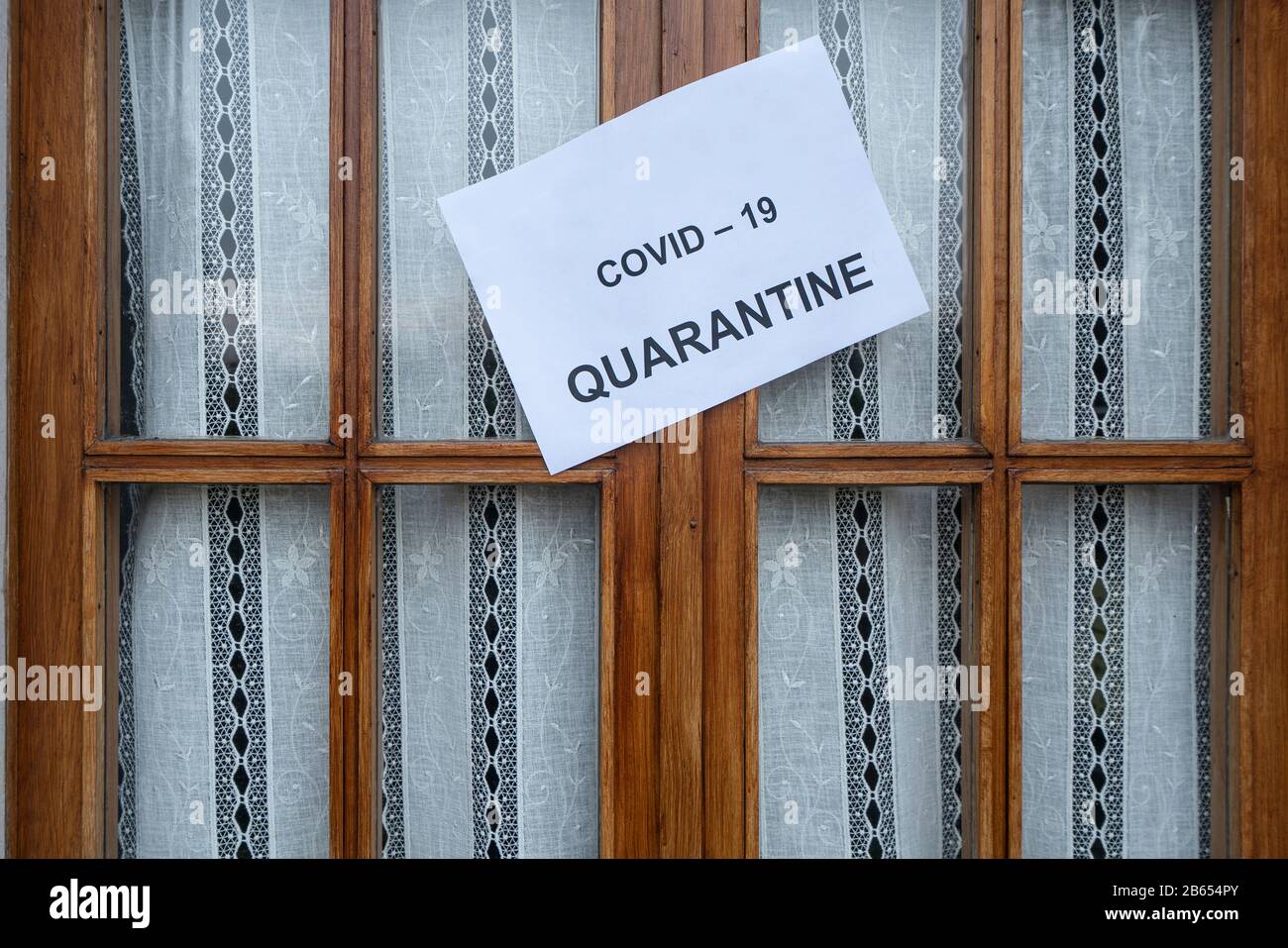 Il segno con il divieto di entrata in quarantena dal Covid 19 Foto Stock