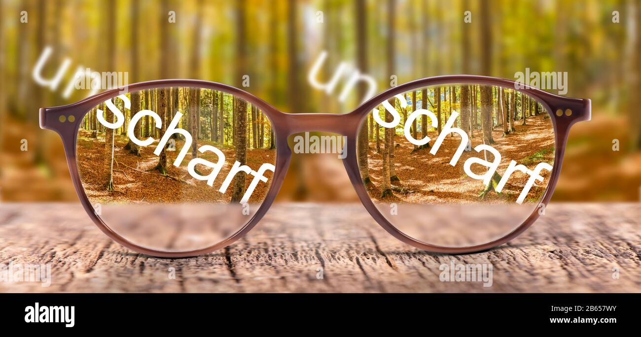 Brille im Sehtest mit Korrekturglas Foto Stock