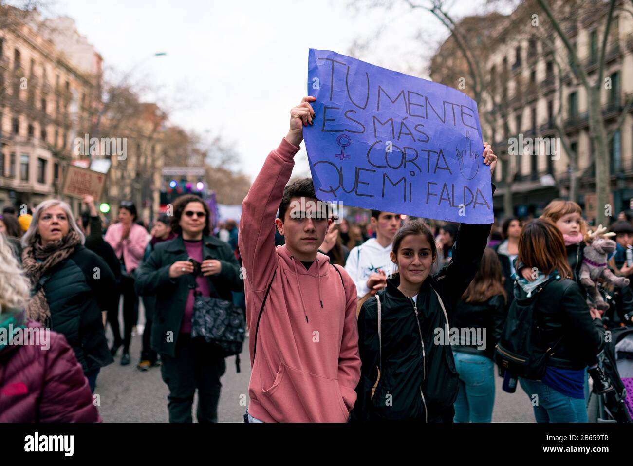 La Giornata internazionale della donna è una data importante per il movimento femminista con manifestanti che marciano ovunque Foto Stock