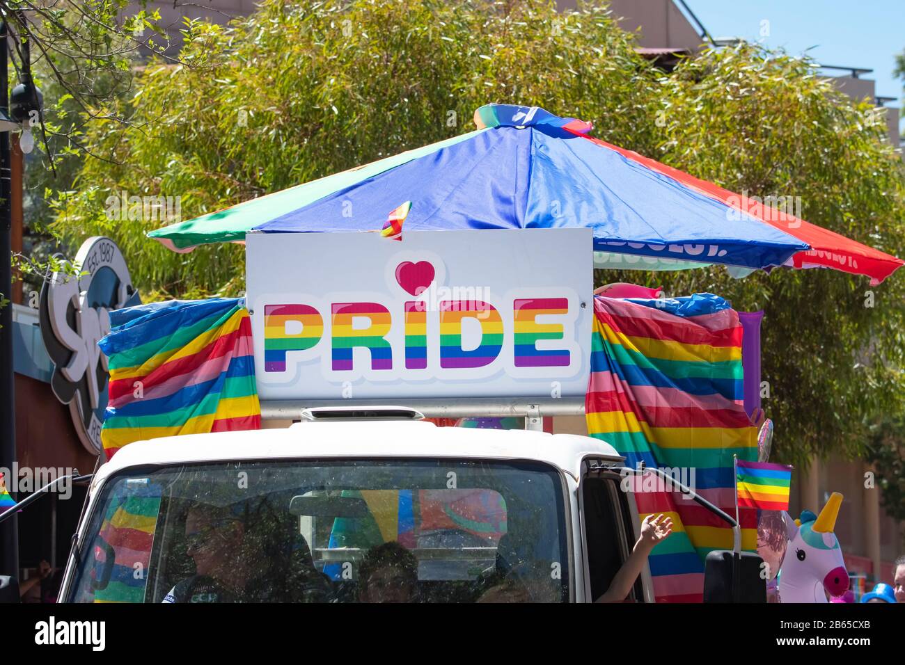 Veicolo che mostra un segno Pride durante il Festival di FABalice, Alice Springs, Northern Territory, NT, Australia Foto Stock