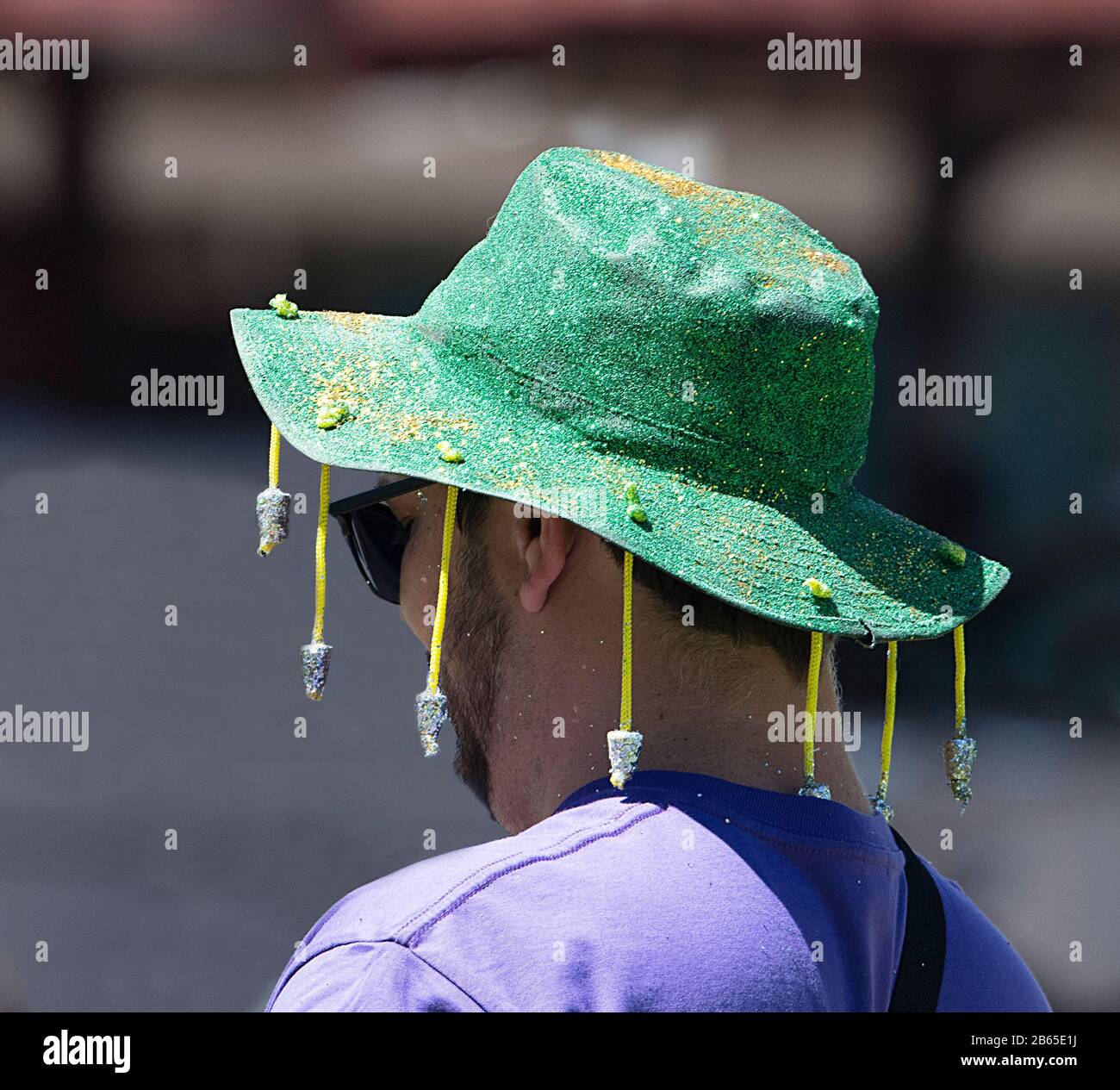 Giovane uomo che indossa un cappello australiano in sughero per la protezione contro le mosche, Alice Springs, Northern Territory, NT, Australia Foto Stock