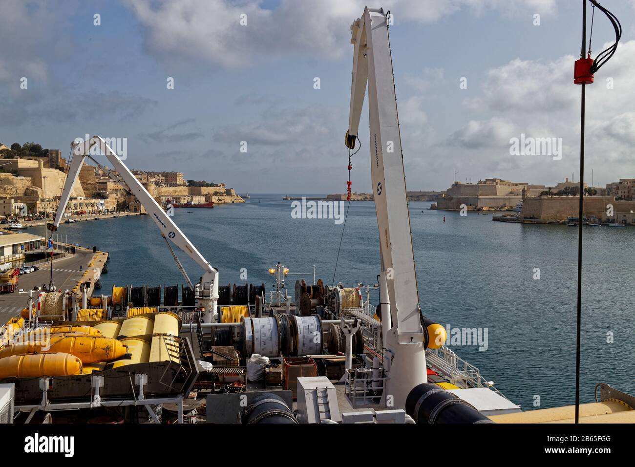Un'Imbarcazione sismica accanto al Quayside a Valletta, attrezzatura e forniture per il carico e lo scarico. Foto Stock