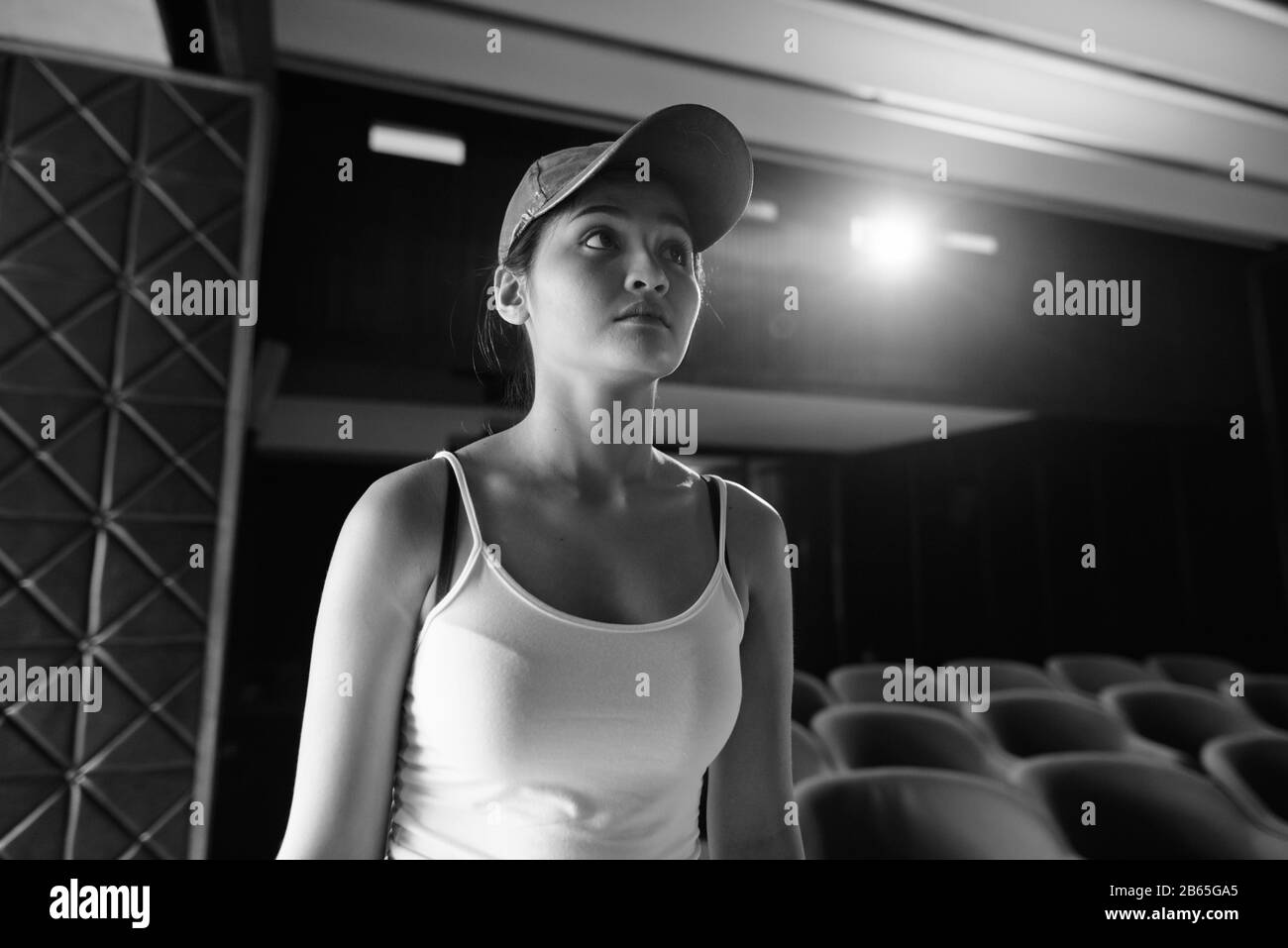 Giovane bella donna turistica asiatica all'interno del teatro Foto Stock