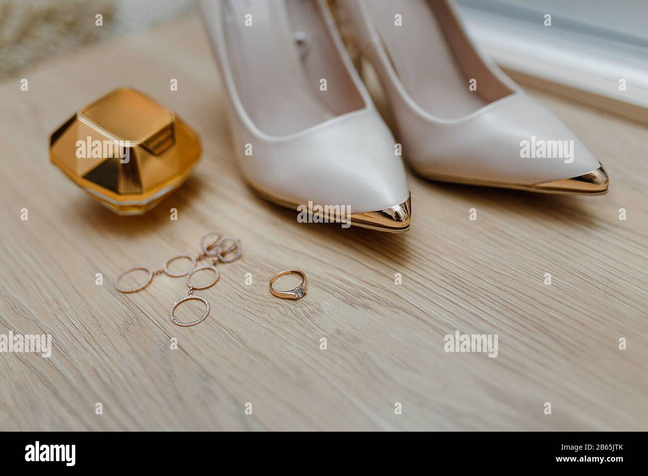Accessori nuziali scarpe, gioielli, bottiglia di profumo, anelli per matrimoni con spazio per le copie Foto Stock