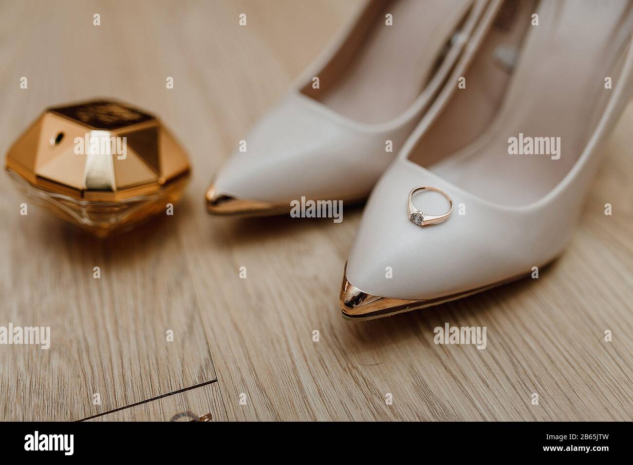 Accessori nuziali scarpe, gioielli, bottiglia di profumo, anelli per matrimoni con spazio per le copie Foto Stock