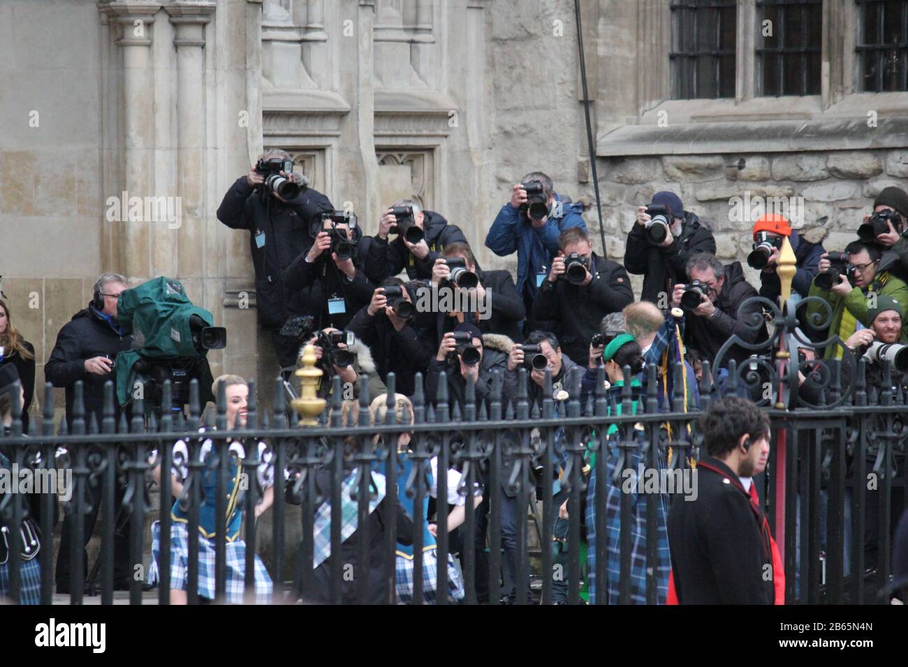 Londra, Regno Unito - 09/03/2020: Meghan Markle e il Principe Harry partecipano al servizio del Commonwealth Day a Westminster Abby, Londra. il loro ultimo impegno ufficiale prima di tornare dalla vita reale, muro di stampa e paparazzi fotografi alle spalle Foto Stock