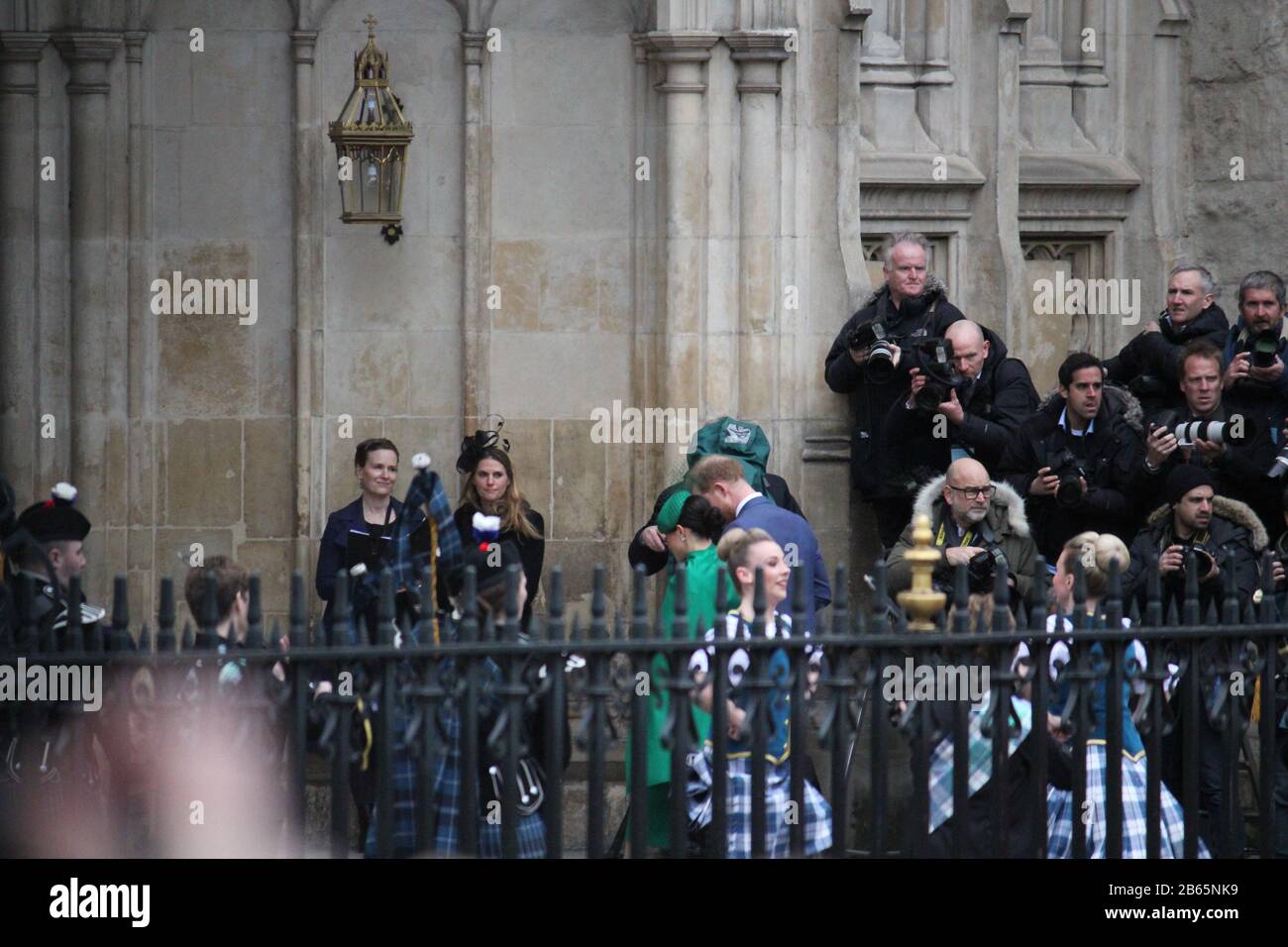 Londra, Regno Unito - 09/03/2020: Meghan Markle e il Principe Harry partecipano al servizio del Commonwealth Day a Westminster Abby, Londra. il loro ultimo impegno ufficiale prima di tornare dalla vita reale, muro di stampa e paparazzi fotografi alle spalle Foto Stock