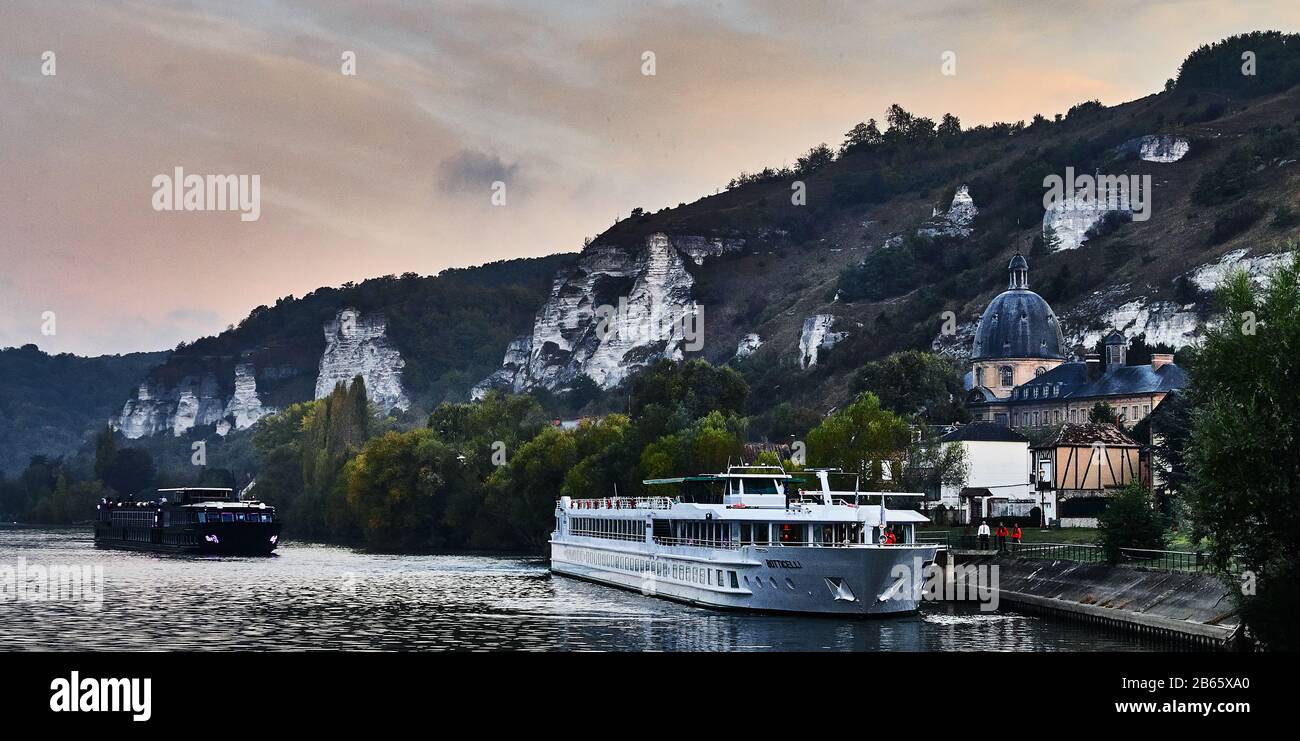 Il traghetto Botticelli Cruise lungo la Senna all'alba nella città di Les Andelys , sul fiume la Senna Foto Stock