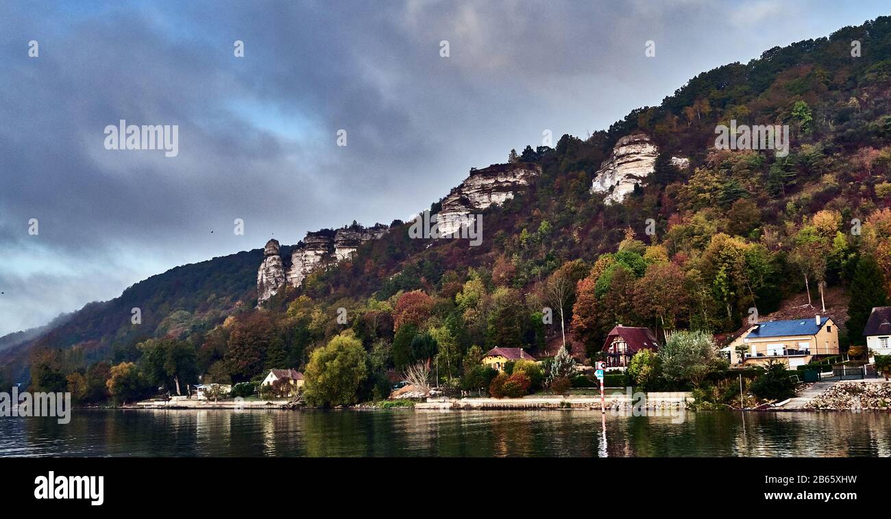 In autunno, la Senna è un fiume lungo 777 chilometri e un importante canale commerciale all'interno del bacino di Parigi, nel nord della Francia. Sorge a Source-Seine, 30 chilometri a nord-ovest di Digione, nella Francia nord-orientale, nell'altopiano di Langres, Foto Stock