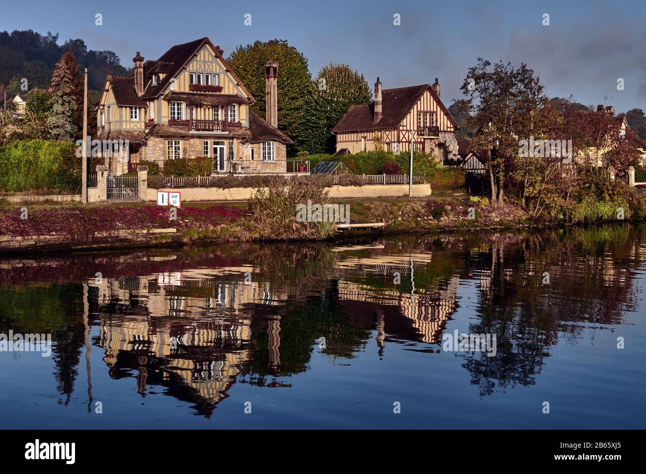 In autunno, il fiume Senna, Riverbank in Normandia, Francia, Bas Cléon zona, cottage con tetto di paglia in stile normanno tradizionale Foto Stock