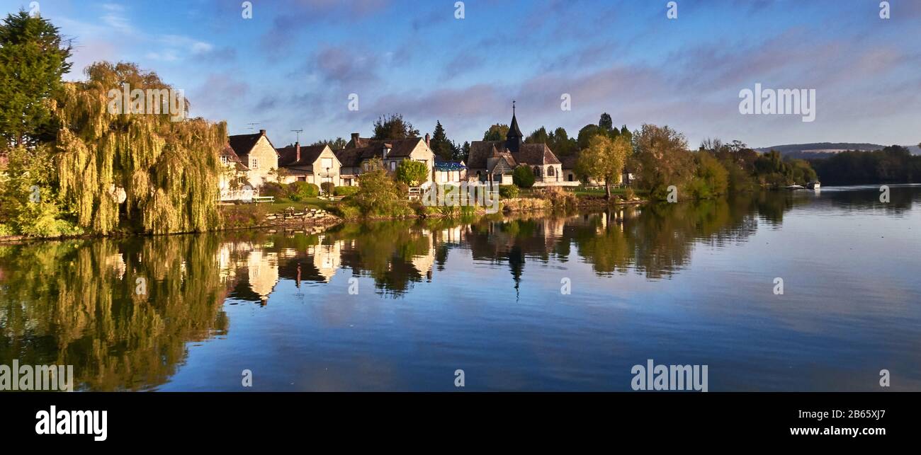 In autunno, il fiume Senna, Riverbank in Normandia, Francia, Bas Cléon zona, cottage con tetto di paglia in stile normanno tradizionale Foto Stock