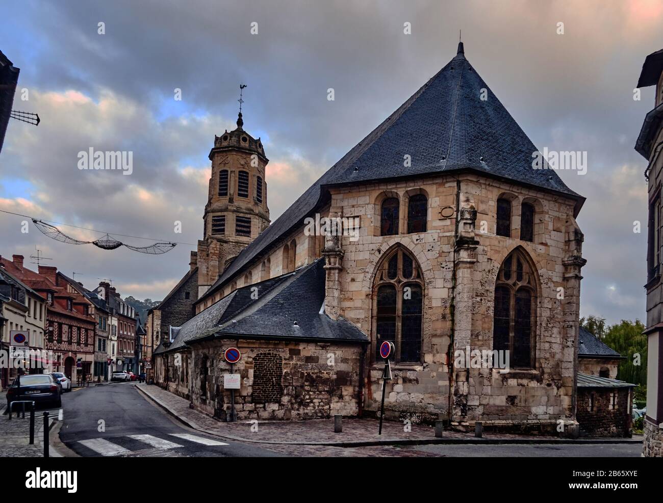 Chiesa di San Leonard e il suo campanile con una cupola 1760 nella città di Honfleur e il suo 1760 campanile con una cupola in Saint Leonard Street, città di Honfleur nella regione Normandia della Francia. La città era uno dei preferiti di molti artisti, e del musicista Erik Satie, e oggi gode di una fiorente industria turistica estiva, attratta dai suoi mercati all'aperto, la sua cultura, caffè e architettura d'epoca. Foto Stock