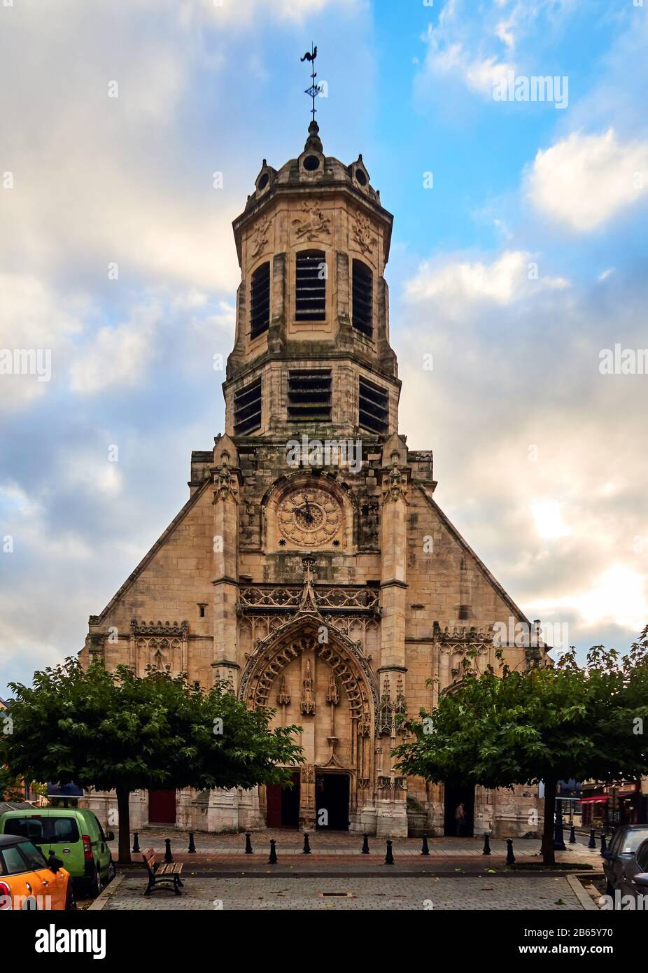 Chiesa di San Leonardo e il suo campanile con una cupola 1760 nella città di Honfleur, Francia e il suo 1760 campanile con una cupola in Saint Leonard Street, città di Honfleur nella regione Normandia della Francia. La città era uno dei preferiti di molti artisti, e del musicista Erik Satie, e oggi gode di una fiorente industria turistica estiva, attratta dai suoi mercati all'aperto, la sua cultura, caffè e architettura d'epoca. Foto Stock