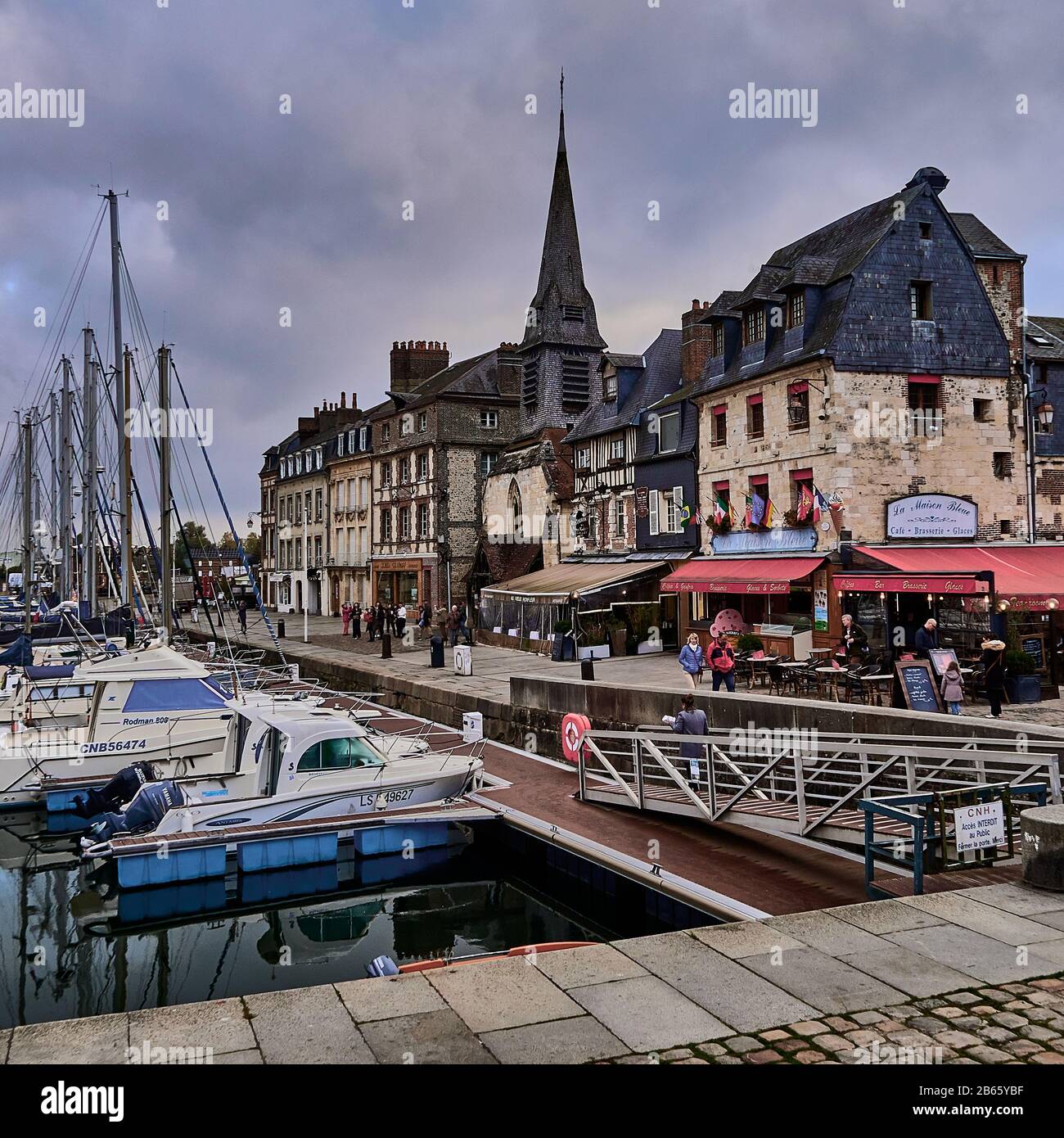 Honfleur, Calvados, Normandie, Francia. Honfleur si trova sull'estuario della Senna, vicino al famoso Ponte della Normandia Honfleur è famosa per il suo porto pittoresco, tra cui edifici colorati e case con facciate coperte di ardesia. Il porto di Honfleur è stato dipinto più volte da artisti che hanno dato vita ai movimenti impressionisti: Claude Monet, Gustave Courbet e Eugène Boudin. Foto Stock