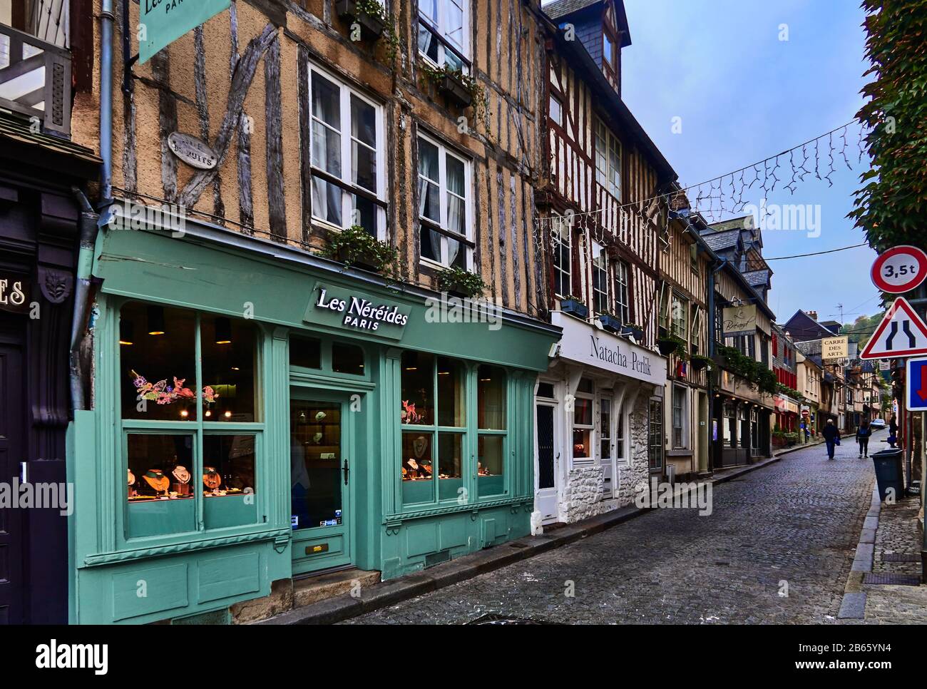 Tipico Norman a graticcio ospita la città di Honfleur nella regione della Normandia della Francia. La città era uno dei preferiti di molti artisti, e del musicista Erik Satie, e oggi gode di una fiorente industria turistica estiva, attratta dai suoi mercati all'aperto, la sua cultura, caffè e architettura d'epoca. Foto Stock