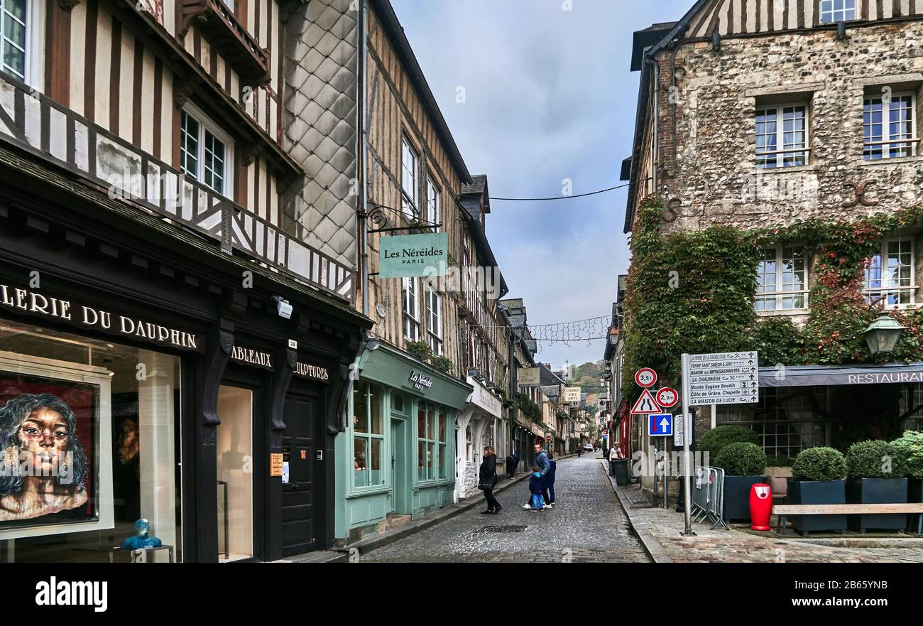 Tipico Norman a graticcio ospita la città di Honfleur nella regione della Normandia della Francia. La città era uno dei preferiti di molti artisti, e del musicista Erik Satie, e oggi gode di una fiorente industria turistica estiva, attratta dai suoi mercati all'aperto, la sua cultura, caffè e architettura d'epoca. Foto Stock