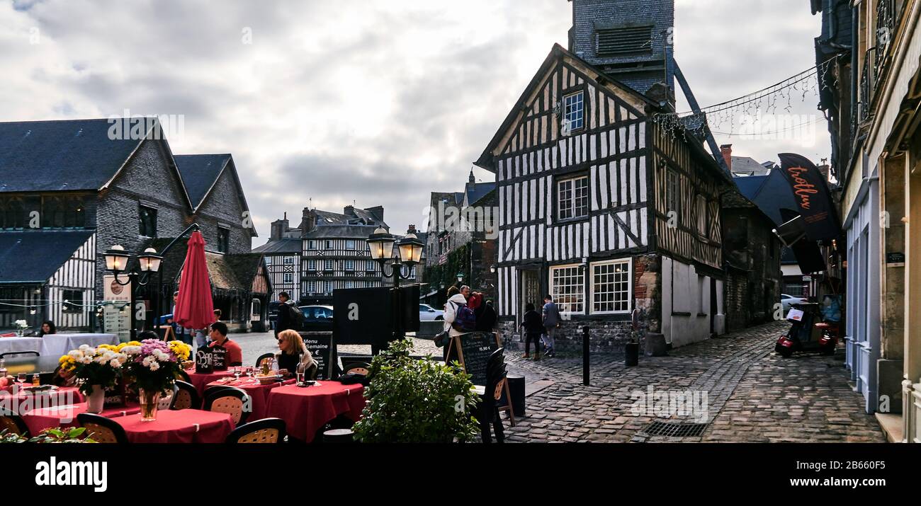 Tipico Norman a graticcio ospita la città di Honfleur nella regione della Normandia della Francia. La città era uno dei preferiti di molti artisti, e del musicista Erik Satie, e oggi gode di una fiorente industria turistica estiva, attratta dai suoi mercati all'aperto, la sua cultura, caffè e architettura d'epoca. Foto Stock