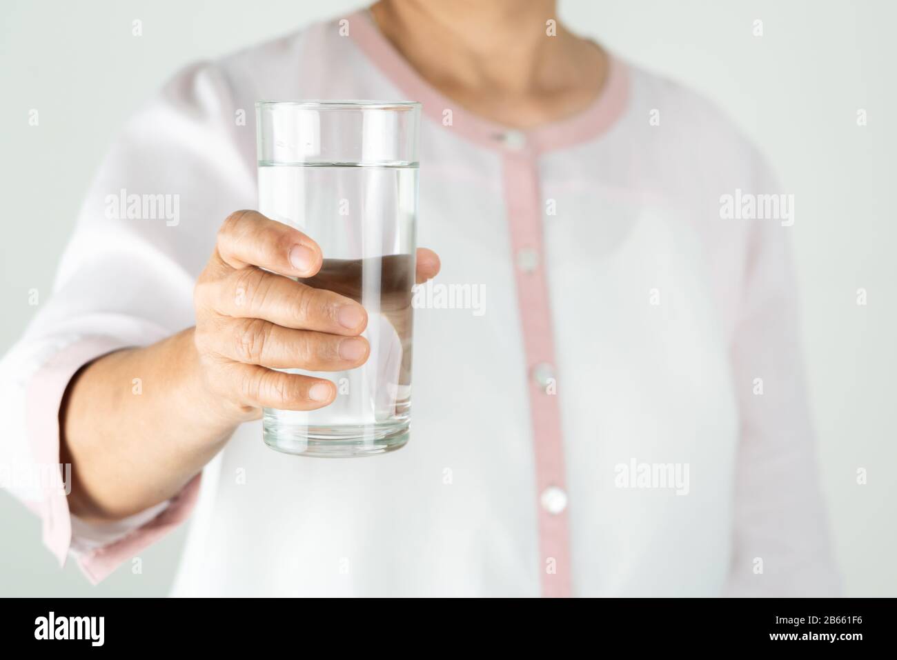 Acqua potabile nella mano della donna anziana, Concetto di protezione dell'ambiente, bevanda sana. Foto Stock