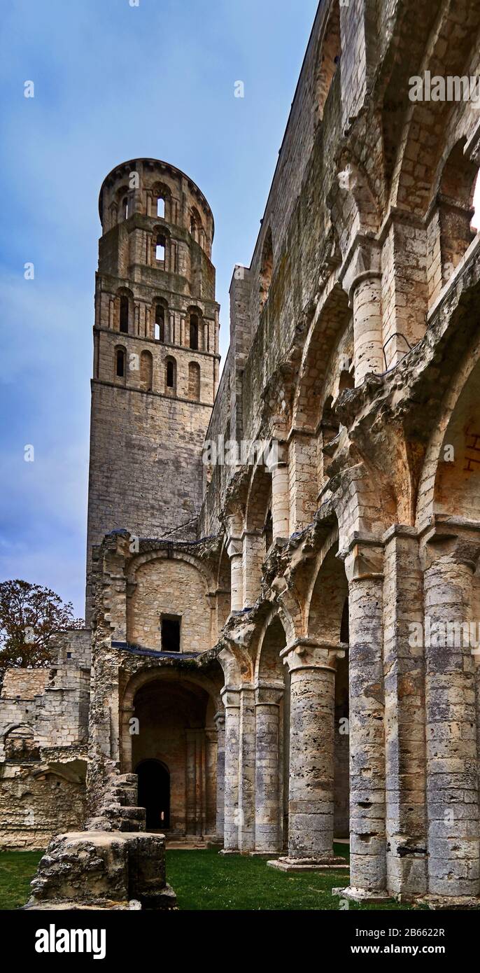 Le rovine dell'abbazia di Jumièges erano un monastero benedettino, situato nella città di Jumièges, in Normandia, Francia.nel 654, l'abbazia fu fondata su un dono di terra boscosa appartenente al fisco reale presentato da Clovis II e la sua regina, Balthild, al nobile franco Filibertus, Che era stato il compagno di Santi Ouen e Wandrille alla corte merovingia di Dagobert I. Philibert divenne il primo abate Foto Stock