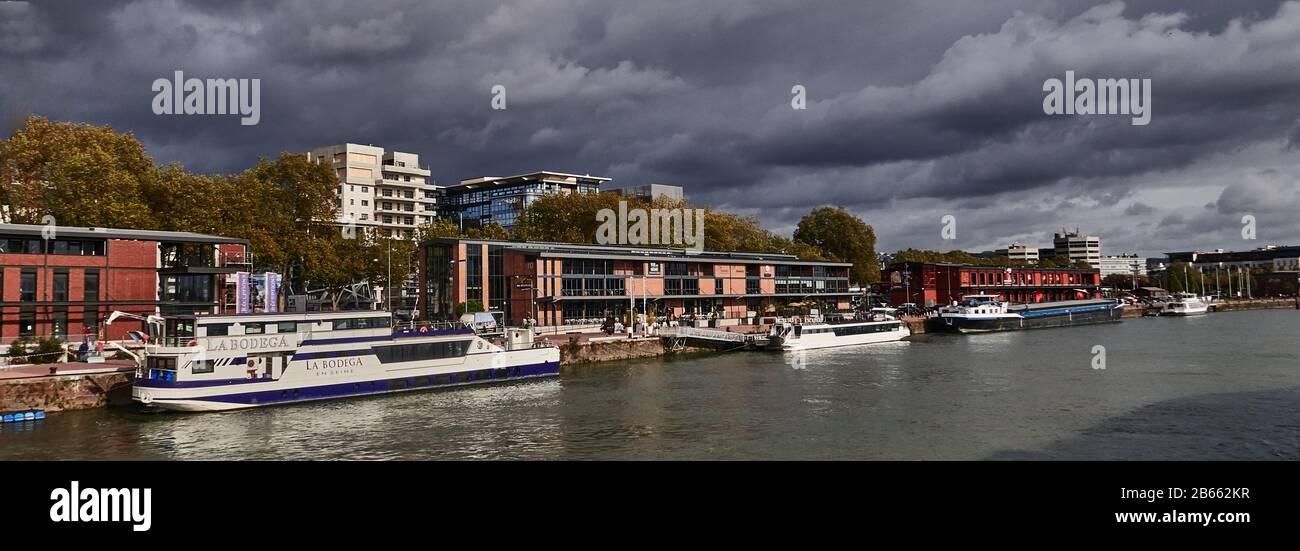 Rouen , Francia , vista panoramica sulla città e le rive della Senna, sulla riva destra con la spettacolare sede culturale e i magazzini rinnovati. Foto Stock