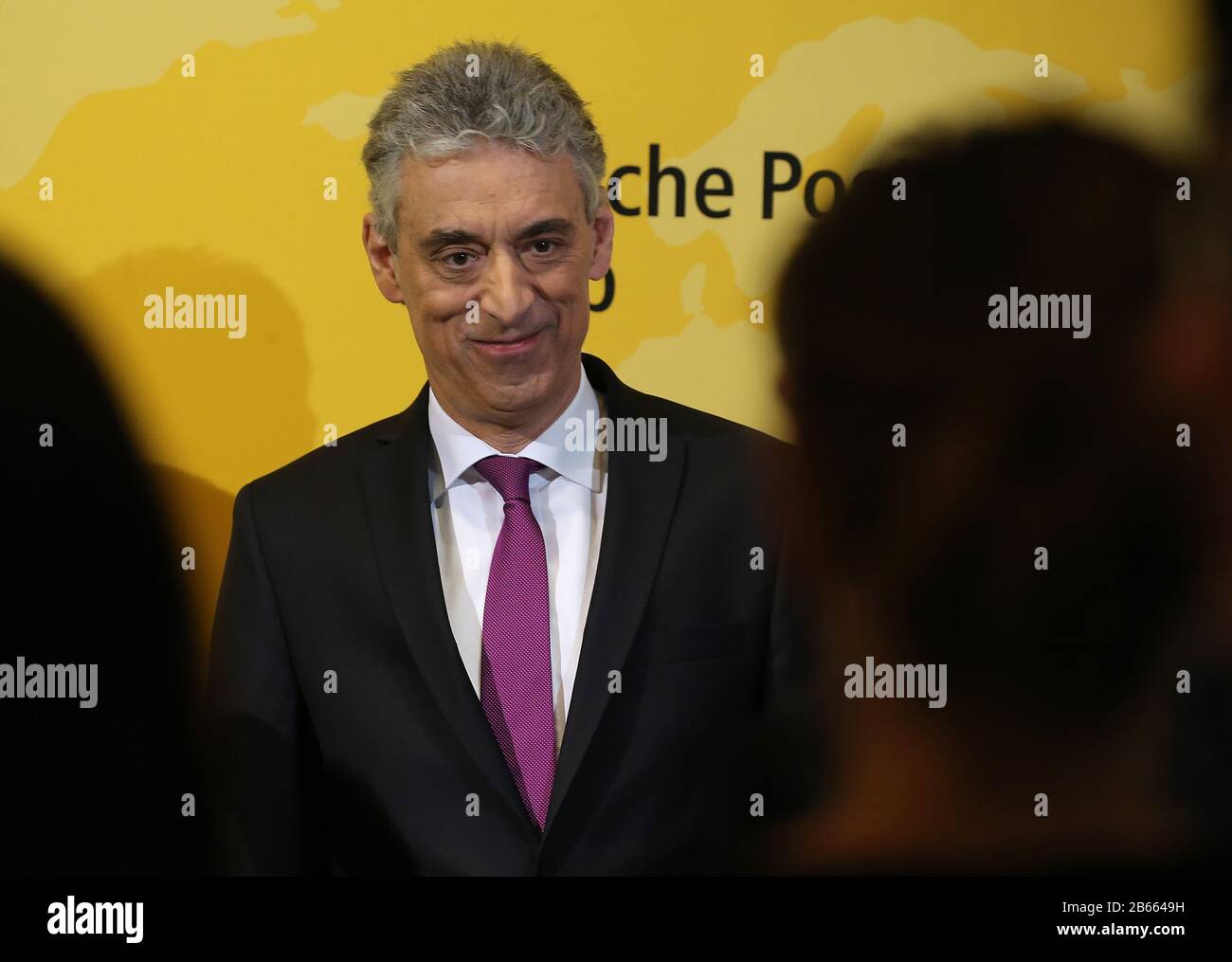 10 marzo 2020, Renania settentrionale-Vestfalia, Troisdorf: Frank Appel, presidente del consiglio di amministrazione di Deutsche Post, partecipa alla Conferenza stampa annuale. Deutsche Post ha guadagnato di più nel 2019 e intende aumentare il dividendo. Foto: Oliver Berg/Dpa Foto Stock