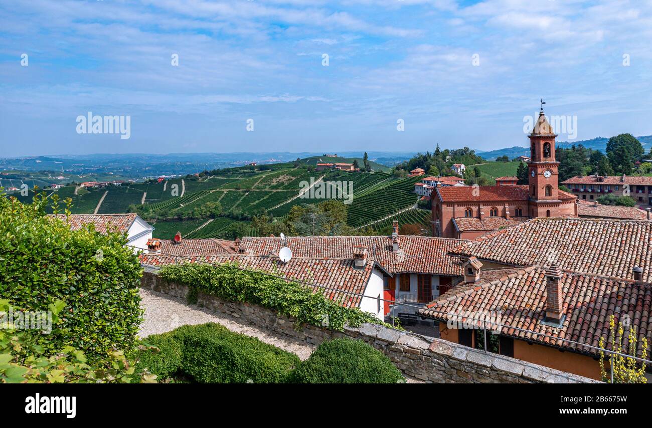Una vista su Serralunga d´Alba in Piemonte Nord Italia Foto Stock