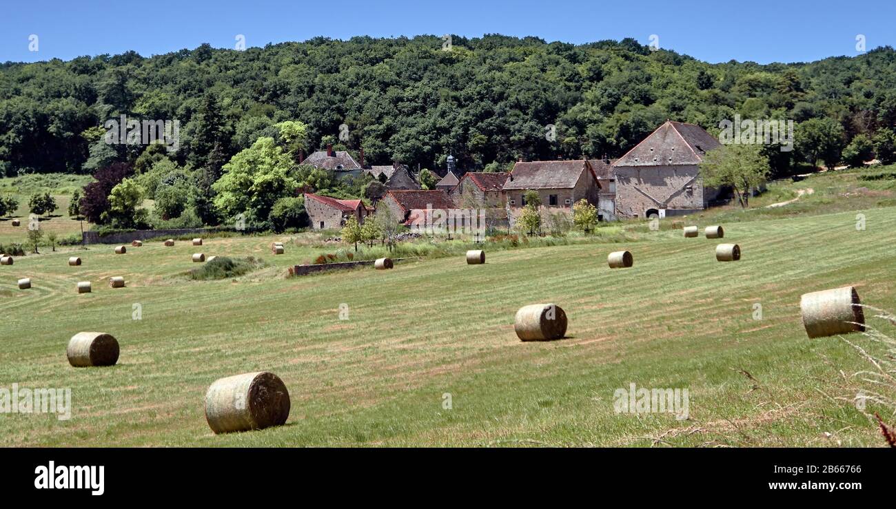 Europa, Francia , Bourgogne-Franche-Comté, dipartimento, villaggio di Rully a Vallée des Vaux ( Valle dei Vaux ) vecchia fattoria Foto Stock