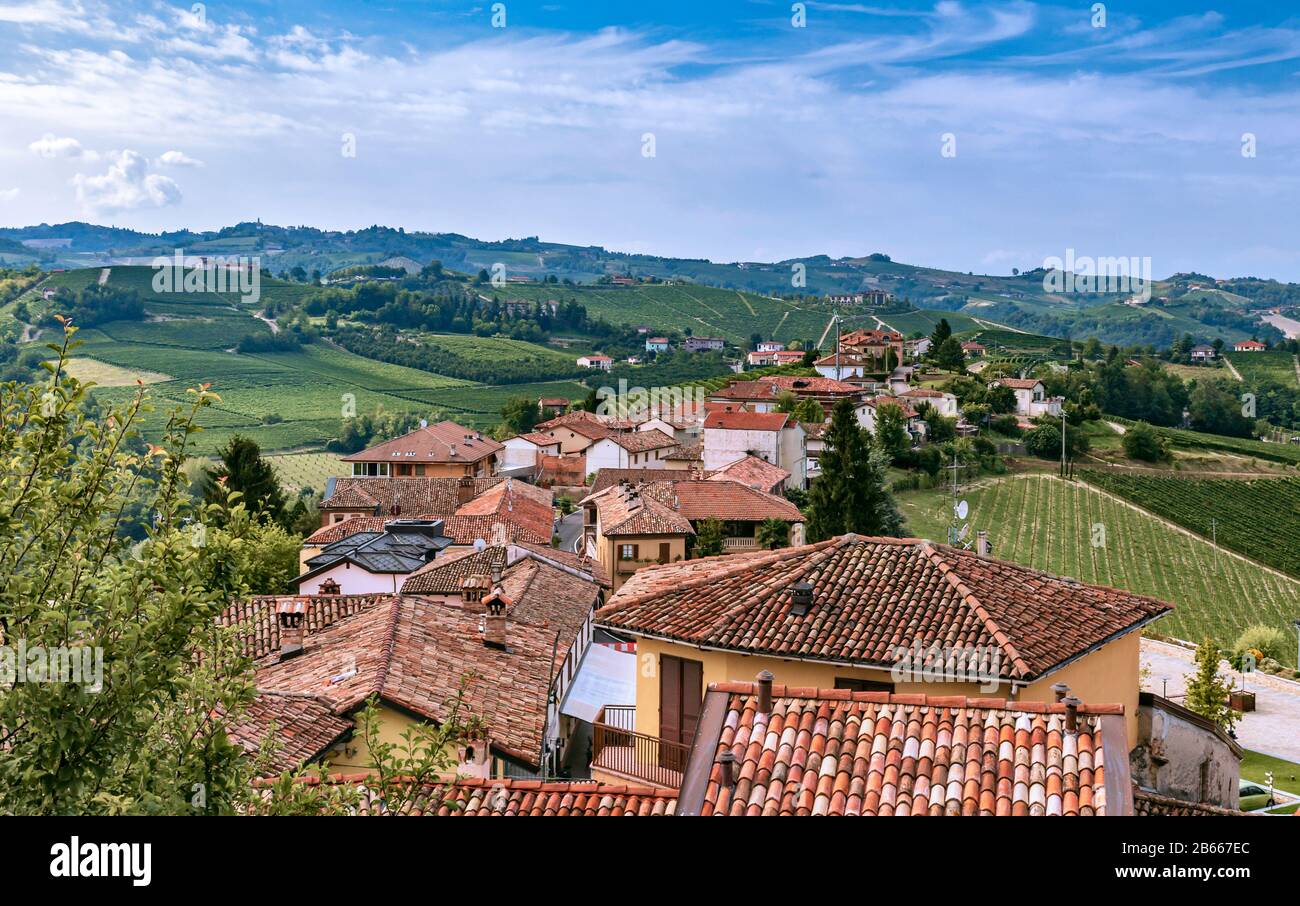 Una vista su Serralunga d´Alba in Piemonte Nord Italia Foto Stock