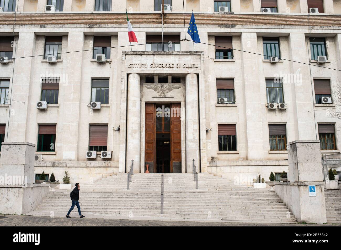La facciata dell'Istituto superiore della Sanità a Roma. ISS è l'istituzione scientifica che gestisce l'epidemia di Coronavirus che colpisce l'Italia. Foto Stock