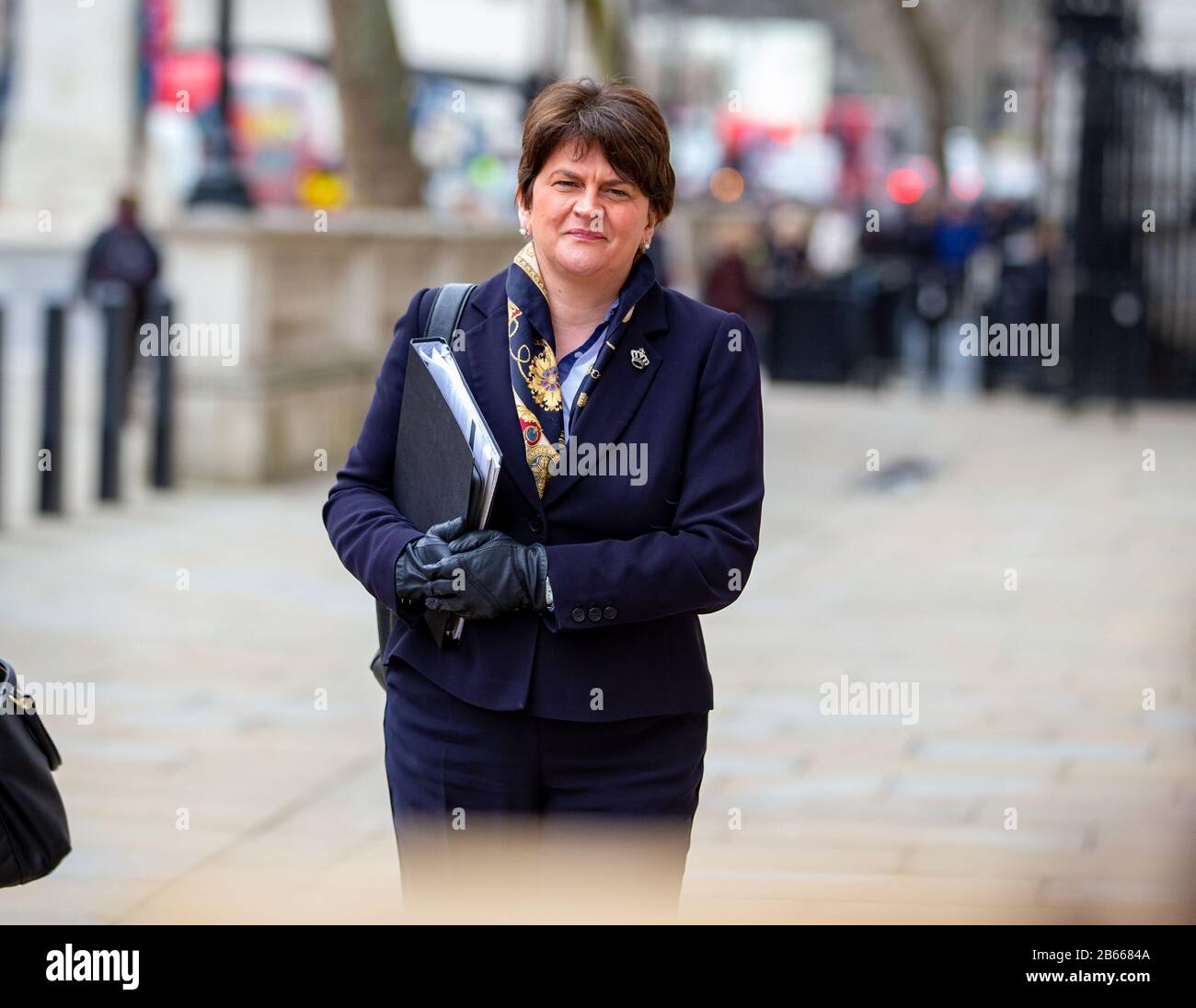 Arlene Foster, Primo ministro dell'Irlanda del Nord, arriva all'Ufficio del Gabinetto per una riunione di emergenza della COBRA per discutere del Coronavirus. Foto Stock