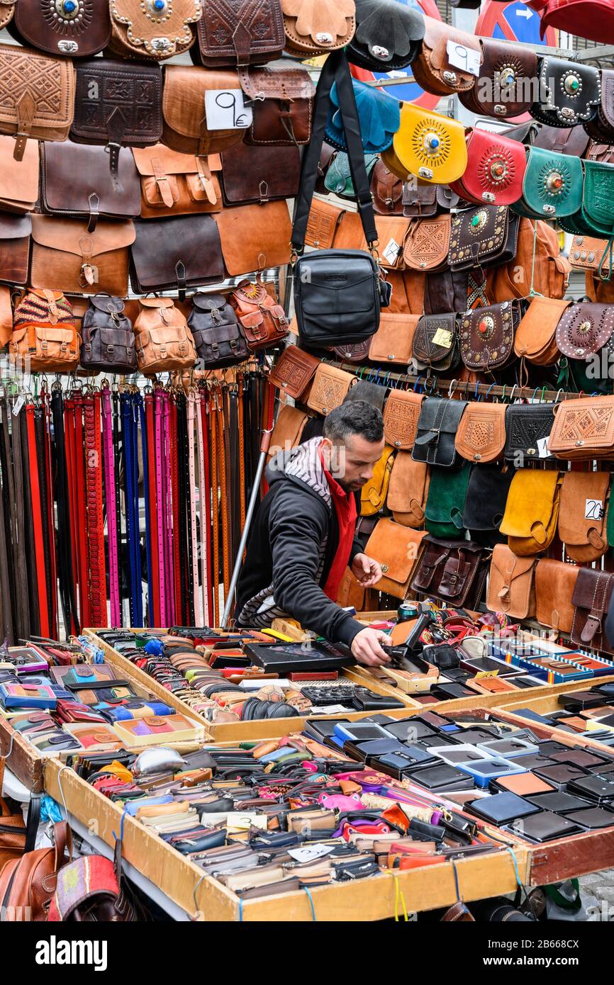 Borse, borse e cinture in vendita nel mercato delle pulci Rastro in Calle  de la Ribera de Curtidores tra la Latina e Embajadores, Madrid, S Foto  stock - Alamy