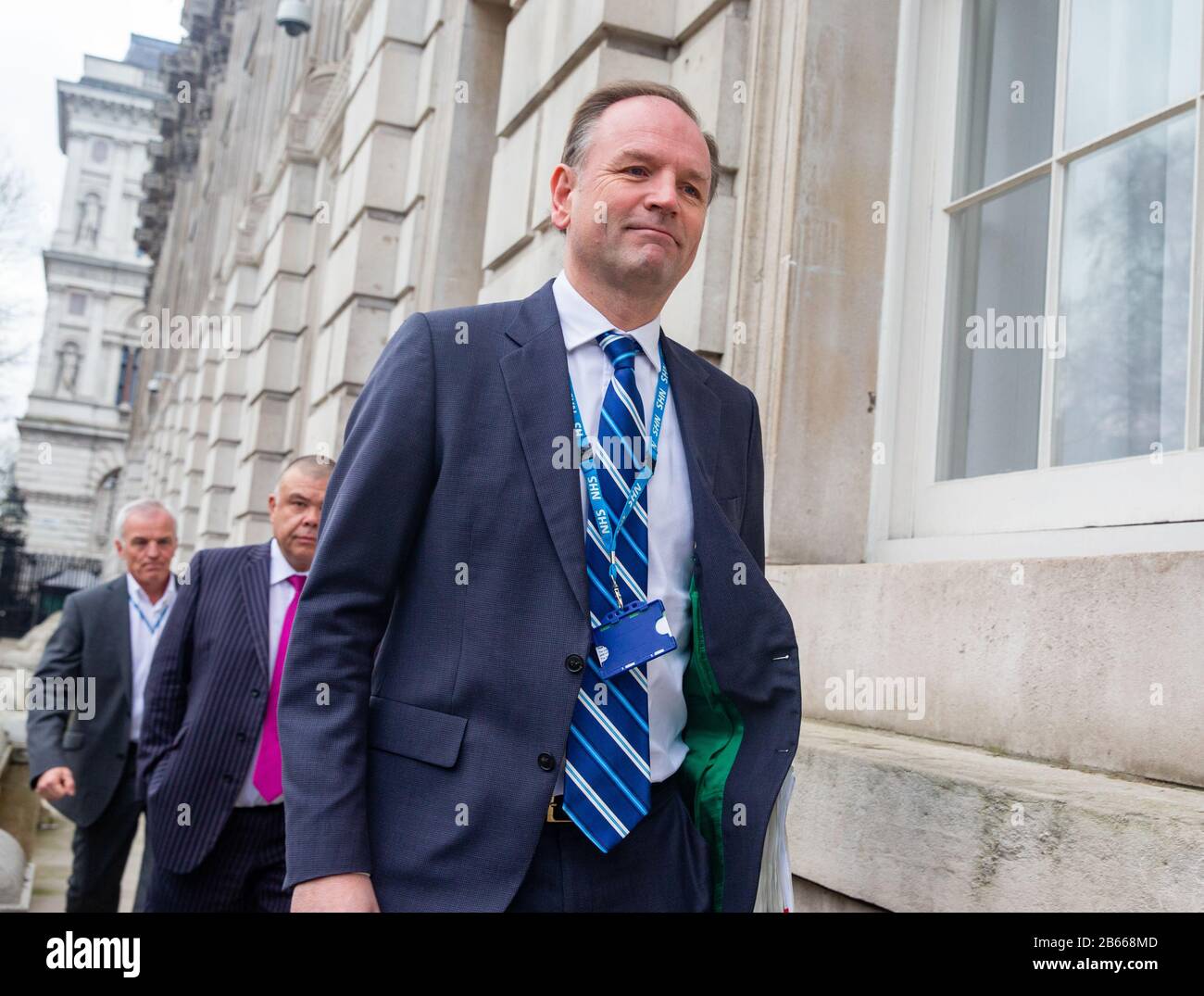 Sir Simon Stevens, Chief Executive of NHS England, arriva per l'incontro di emergenza COBRA a Whitehall. Foto Stock