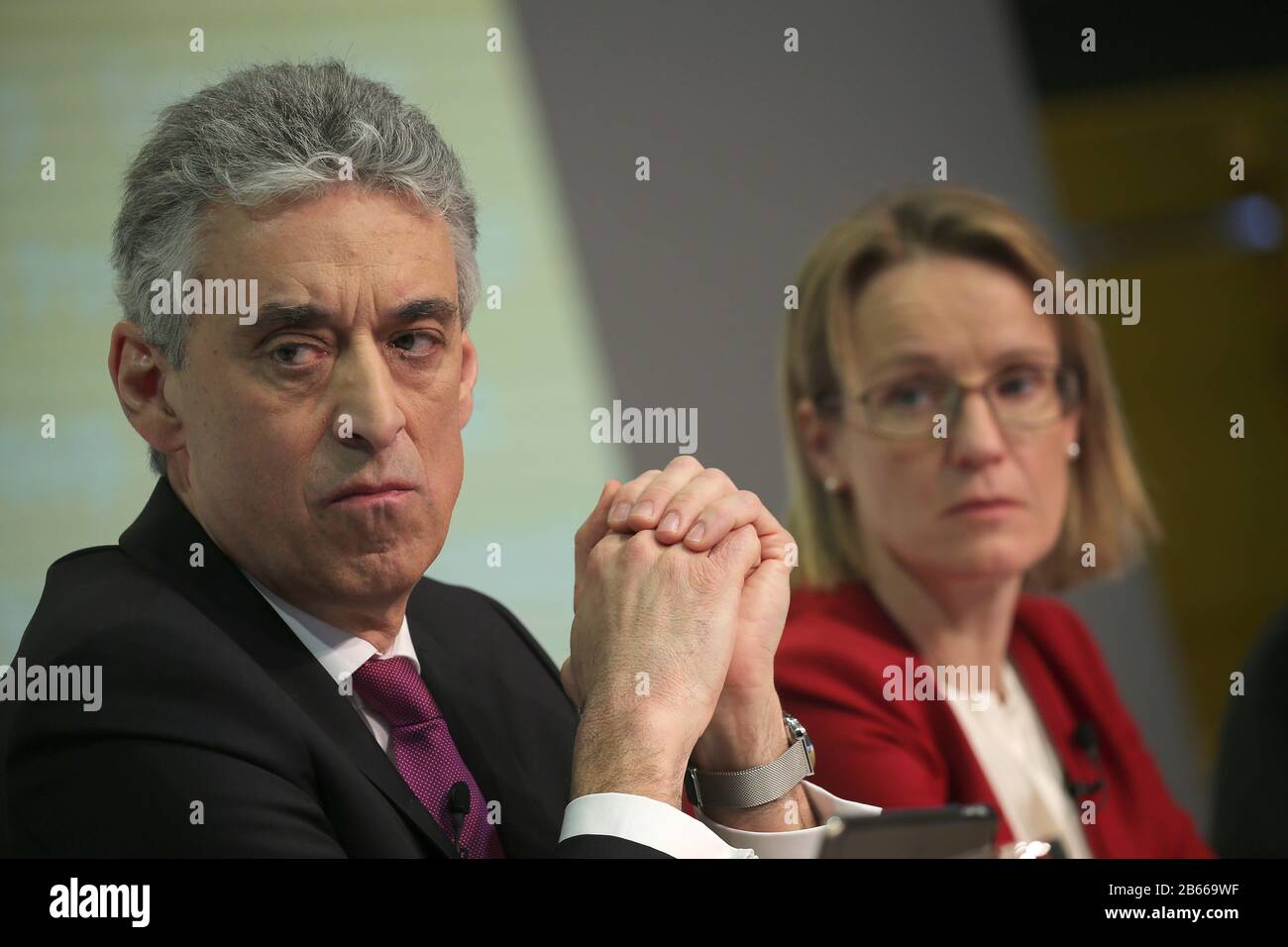 Troisdorf, Germania. 10th Mar, 2020. Frank Appel, Presidente del Consiglio di Amministrazione di Deutsche Post, parla alla conferenza stampa annuale insieme a Melanie Kreis, Chief Financial Officer. Deutsche Post ha guadagnato di più nel 2019 e intende aumentare il dividendo. Credito: Oliver Berg/Dpa/Alamy Live News Foto Stock