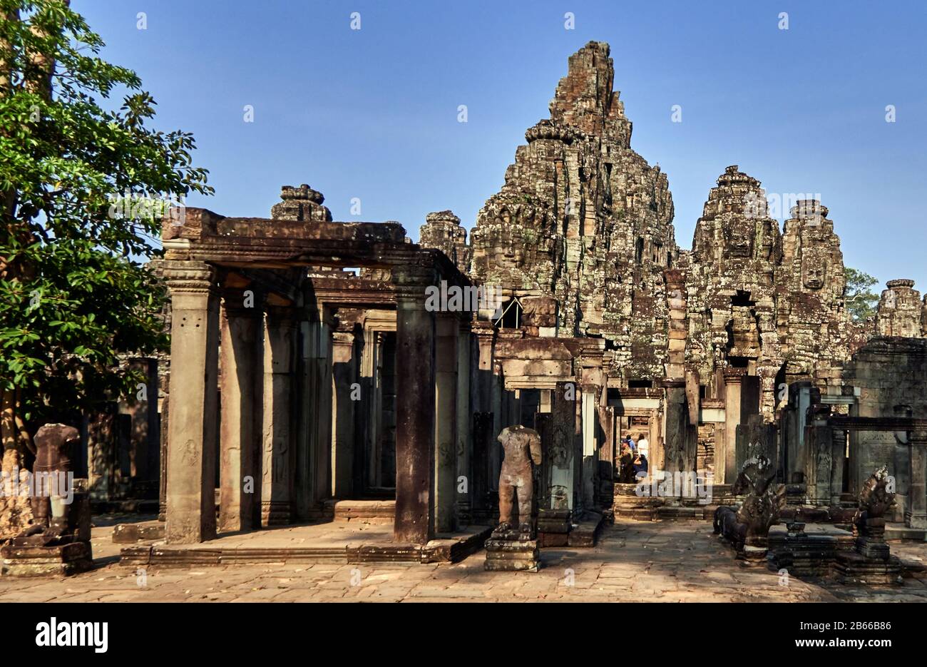 Il magnifico Tempio di Bayon si trova all'interno dell'ultima capitale dell'Impero Khmer - Angkor Thom. Le sue 54 torri gotiche sono decorate con 216 enormi facce sorridenti. Costruito nel tardo 12 ° o inizio 13 ° secolo come il tempio ufficiale di stato del re Jayavarman VII Foto Stock