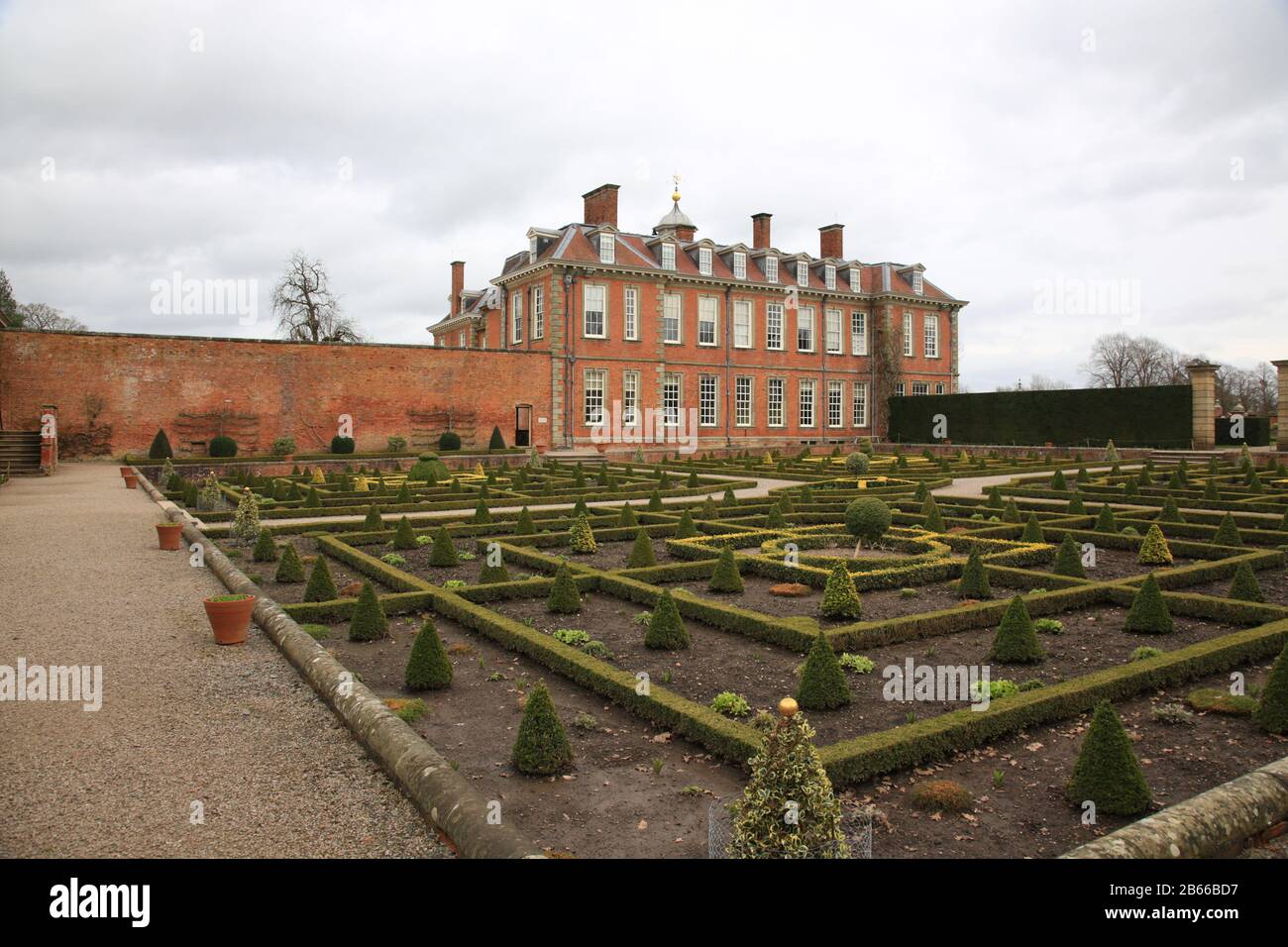 Vista del giardino formale presso Hanbury Hall, Worcestershire, Inghilterra, Regno Unito. Foto Stock