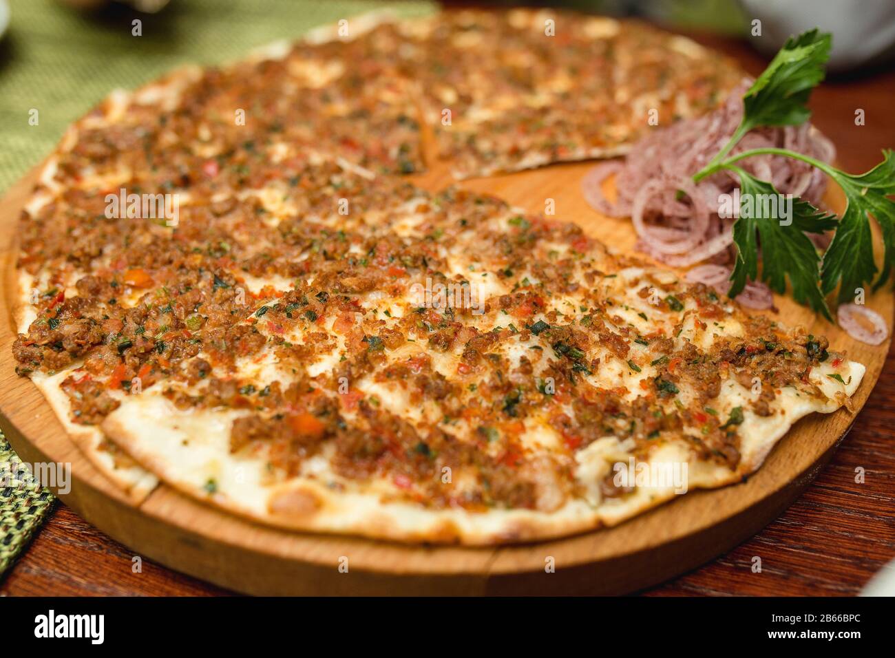 il lahmacun è una tradizionale pizza di carne tritata a-la con piatti turchi Foto Stock