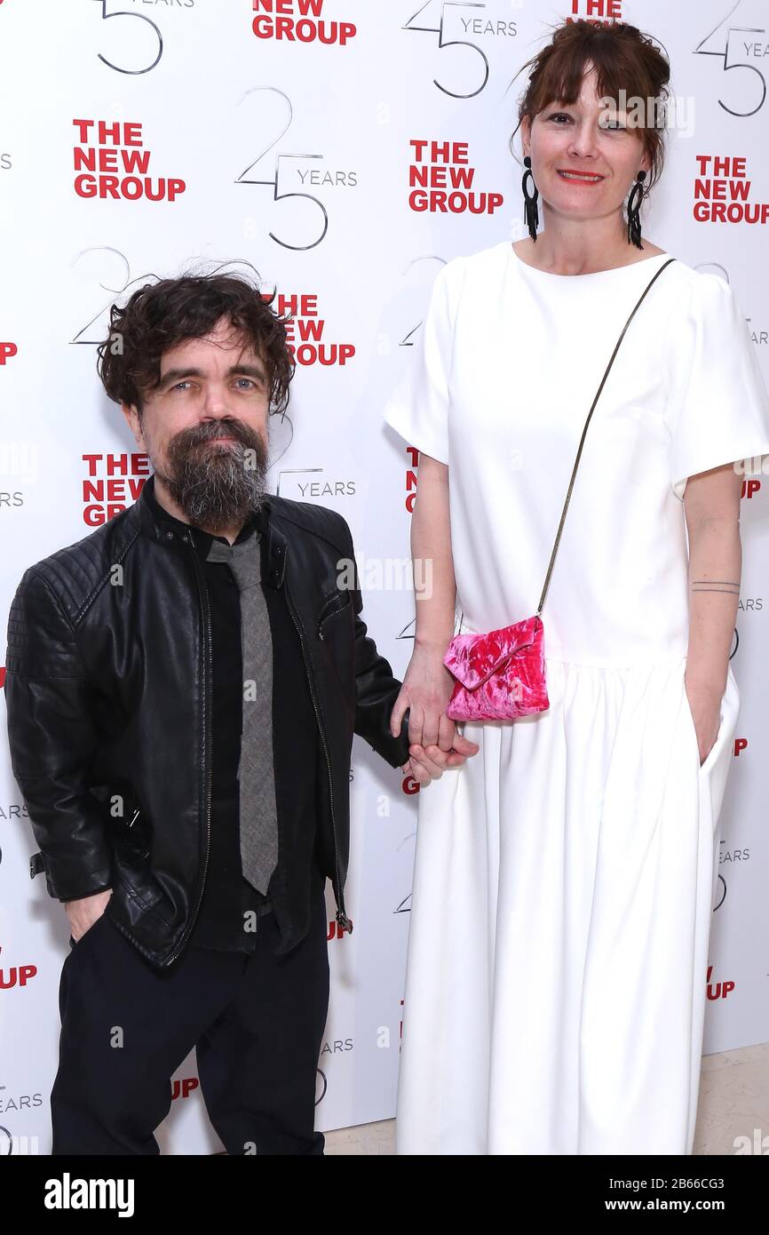 New York, NY, Stati Uniti. 9th Mar, 2020. Peter Dinklage ed Erica Schmidt al Joddn's The New Group 25th Annual Gala tenutasi a Guastavino il 9 marzo 2020, a New York City. Credit: Joseph Marzullo/Media Punch/Alamy Live News Foto Stock