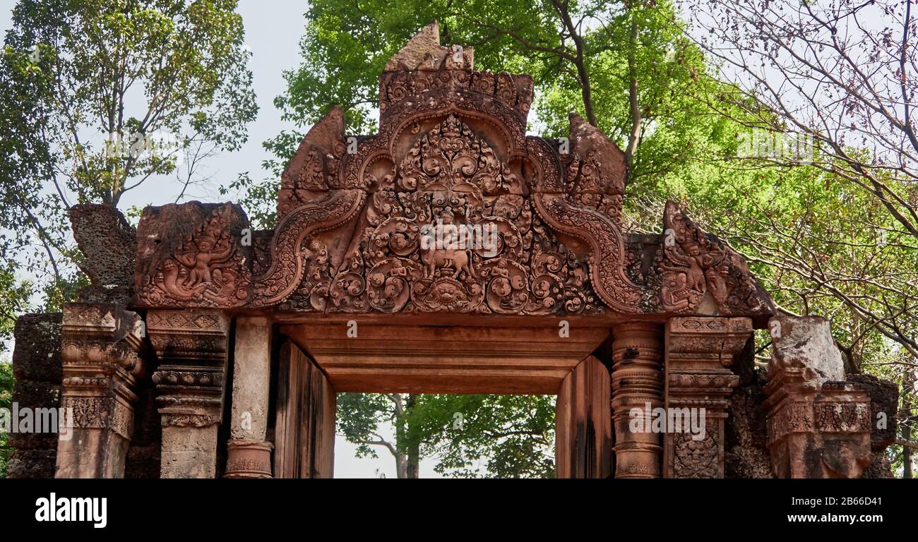 Cambogia, nel nord di Angkor, Cambogia. Banteay Srei (o Banteay Srey, che significa Cittadella delle donne) è un tempio cambogiano del 10 ° secolo, costruito in gran parte di arenaria rossa, e dedicato al dio Hindu Shiva. Angkor era la sede dell'impero Khmer, che fiorì da circa il nono secolo al tredicesimo secolo. Le rovine dei templi di Angkor sono patrimonio dell'umanità dell'UNESCO. Foto Stock