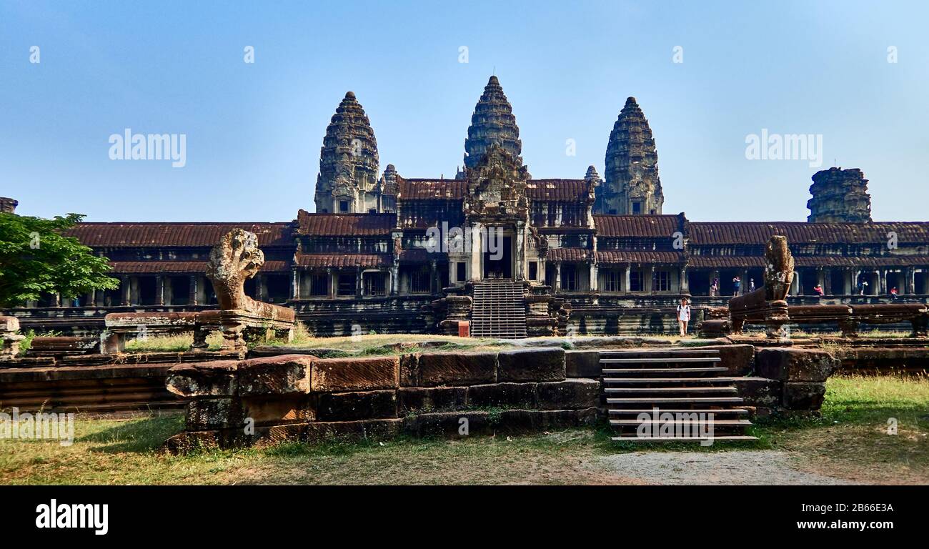 La Cambogia, Angkor Wat – costruita da Suryavarman II (r 1112–52) – è la rappresentazione terrena del Monte Meru, l'Olimpo della fede indù e la dimora degli antichi dei. I vecchi re-dio cambogiani si sono sforzati di migliorare le dimensioni, la scala e la simmetria delle strutture dei loro antenati, culminando in quello che si ritiene sia il più grande edificio religioso del mondo. Foto Stock