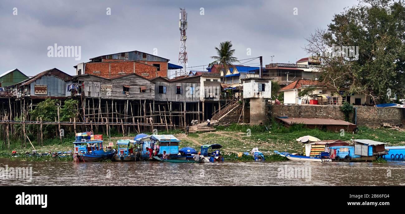 Fiume Tonle SAP, Cambogia, villaggi tradizionali sulla riva del fiume tra Phnom Penh e Kampong Tralach, al confine con la provincia di Kandal e Kampong Cham. Case di palafitte e case galleggianti. Foto Stock