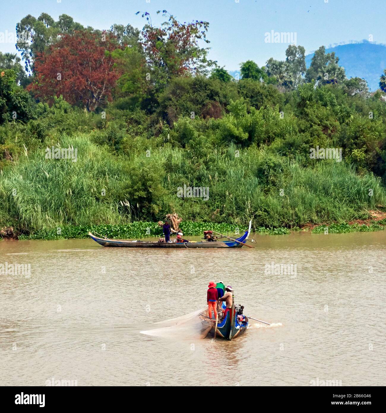 fisherman nel fiume Tonle SAP, Cambogia, villaggi tradizionali sulla riva del fiume tra Phnom Penh e Kampong Tralach, al confine con la provincia di Kandal e la provincia di Kampong Cham. Foto Stock