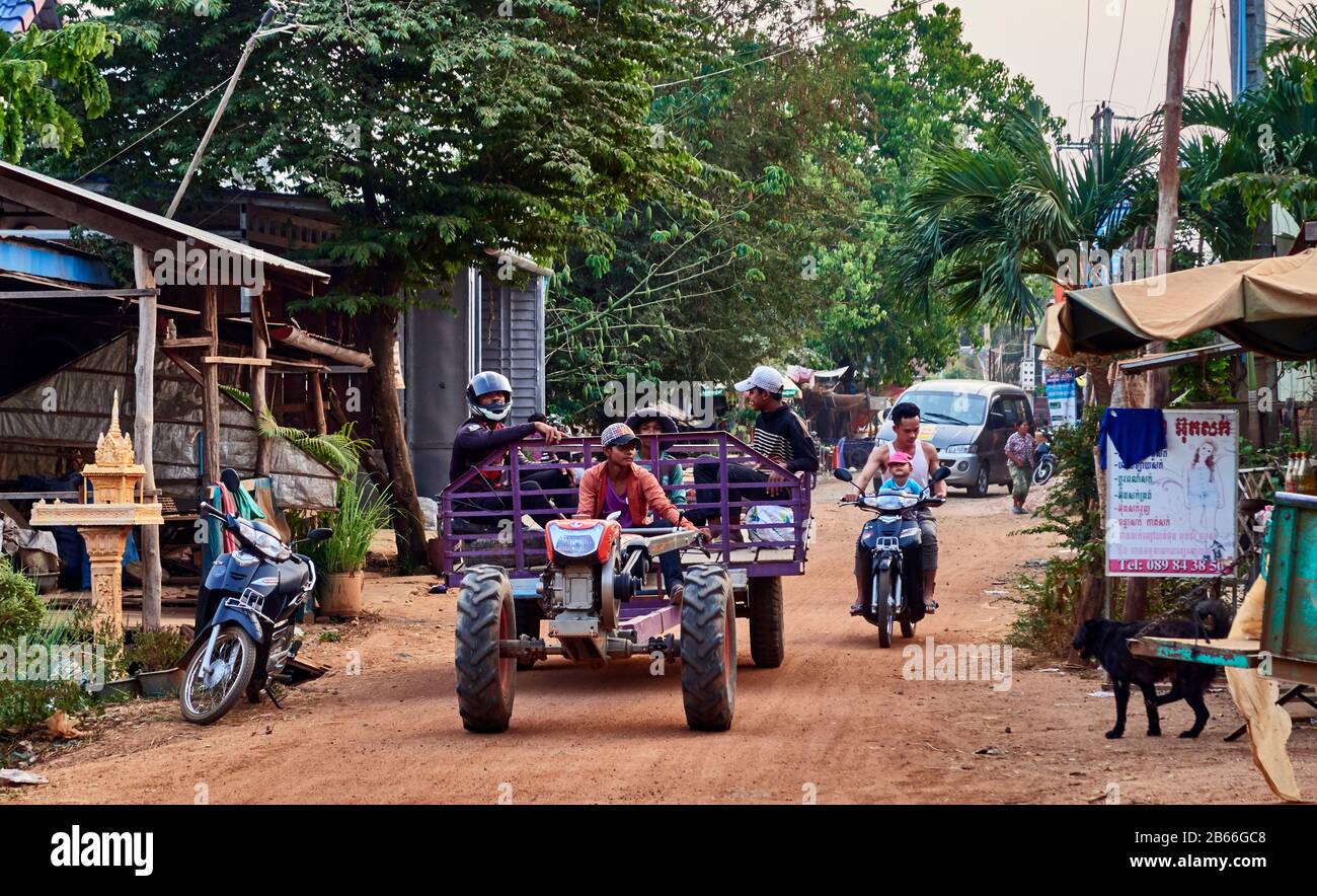 Cambogia, Siam Reap. Tradizionale villaggio agricolo KAMPONG TRALACH, la strada principale è piena di piccole bancarelle Foto Stock