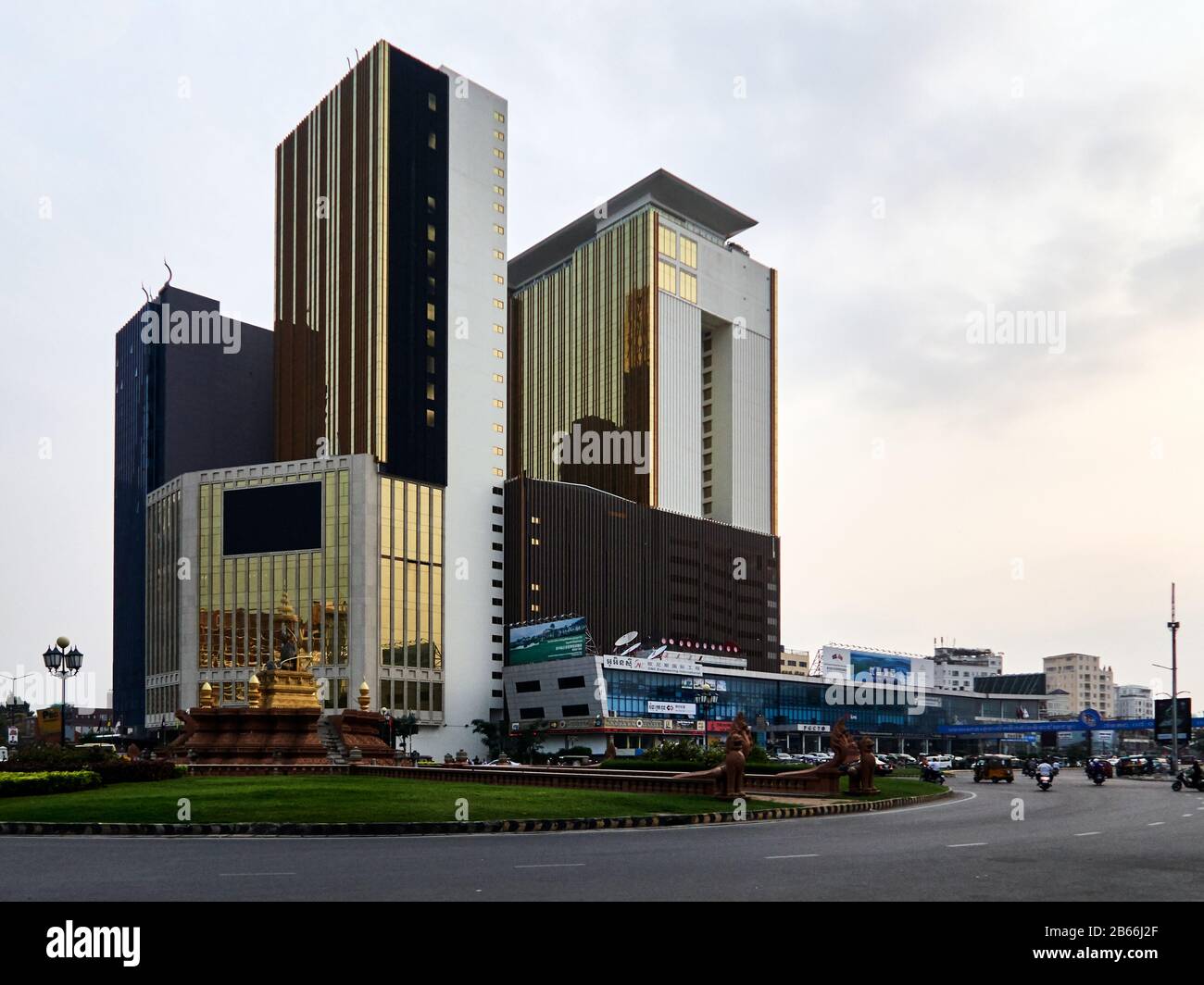 Asia , Phnom Penh la capitale cambogiana si sviluppa da alcuni anni la sua voglia di modernità, senza negare il suo passato. Foto Stock