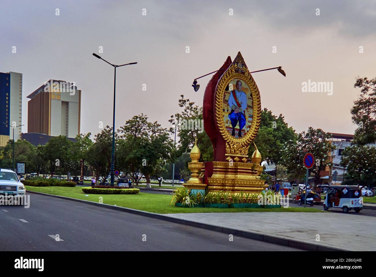 Asia , Phnom Penh la capitale cambogiana si sviluppa da pochi anni la sua voglia di modernità, senza negare il suo passato. Ritratto del re Foto Stock