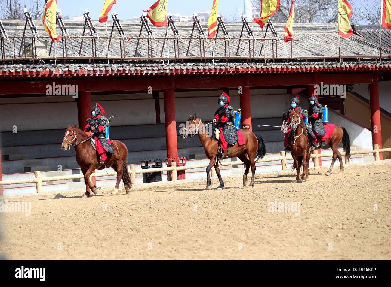 10 marzo 2020, Henan, Henan, Cina: Henan, CINA-Lavoratori cavalcano i cavalli, indossando le maschere e trasportando gli spruzzatori mentre effettuano la disinfezione al giardino di shanghe di festa di qingming in kaifeng, provincia di henan, 10 marzo 2020. Insieme tutti hanno preparato per il ripristino del parco. (Credit Image: © SIPA Asia via ZUMA Wire) Foto Stock