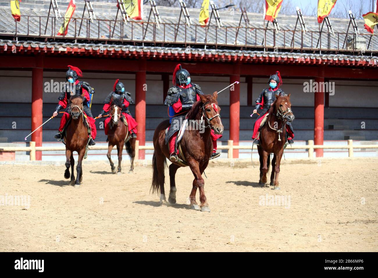 Henan, Henan, Cina. 10th Mar, 2020. Henan, CHINA-Workers cavalcano cavalli, indossando maschere e trasportando irroratrici come eseguire la disinfezione al qingming festival shanghe giardino in kaifeng, provincia di henan, 10 marzo 2020.Together tutti preparati per il restauro del parco. Credito: Sipa Asia/Zuma Wire/Alamy Live News Foto Stock